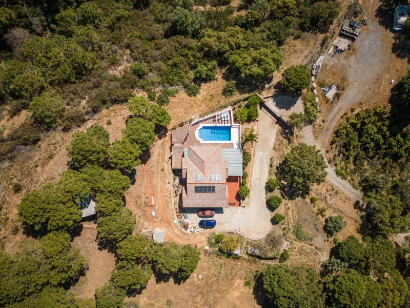 Spectacular Finca in Estepona. With 4 bedrooms and 3 bathrooms. With incredible panoramic views, observing the entire city and the beach in the background. The house is a wooden house. It is very comfortable since all the rooms are on the same floor. It h