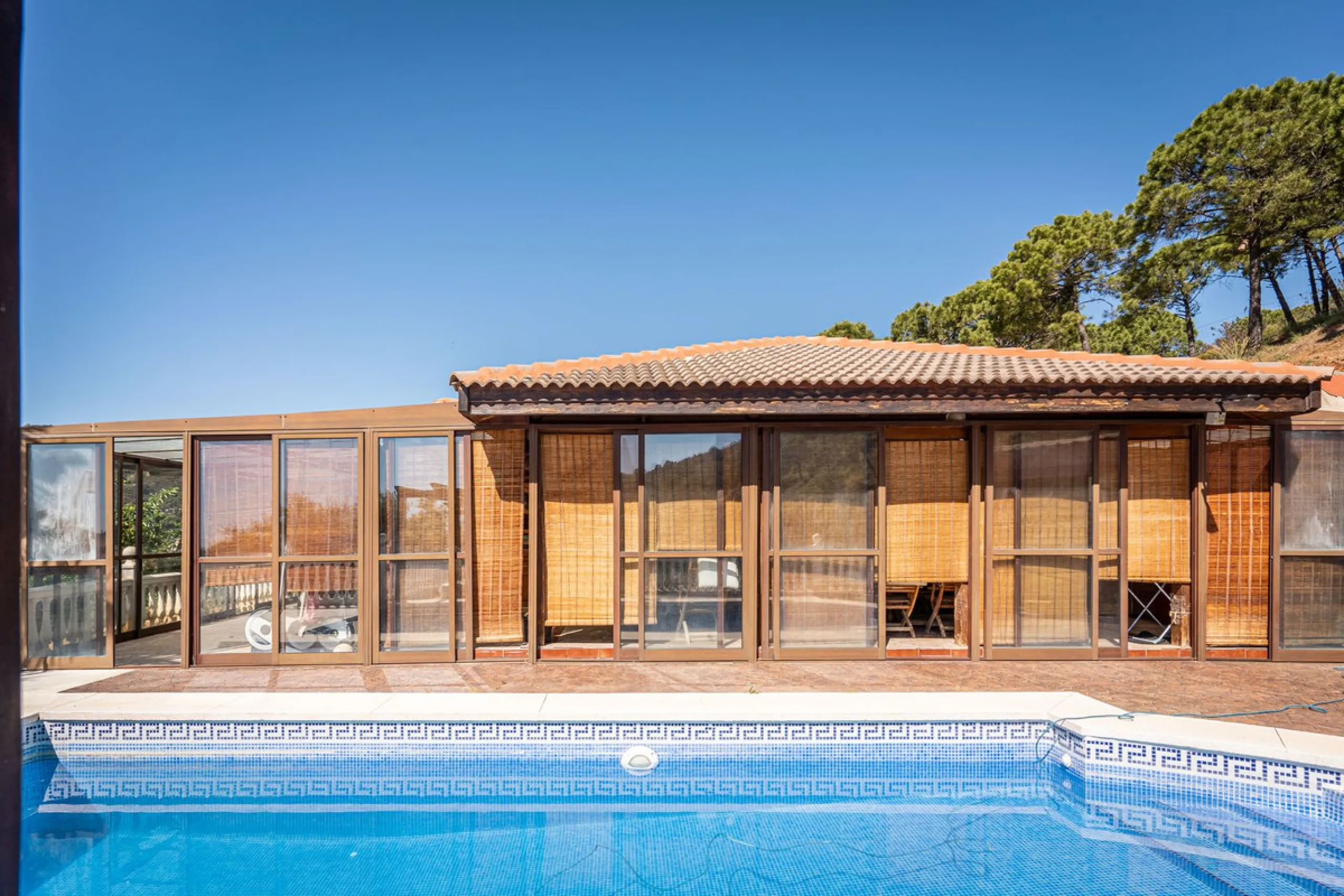 Spectacular Finca in Estepona. With 4 bedrooms and 3 bathrooms. With incredible panoramic views, observing the entire city and the beach in the background. The house is a wooden house. It is very comfortable since all the rooms are on the same floor. It h