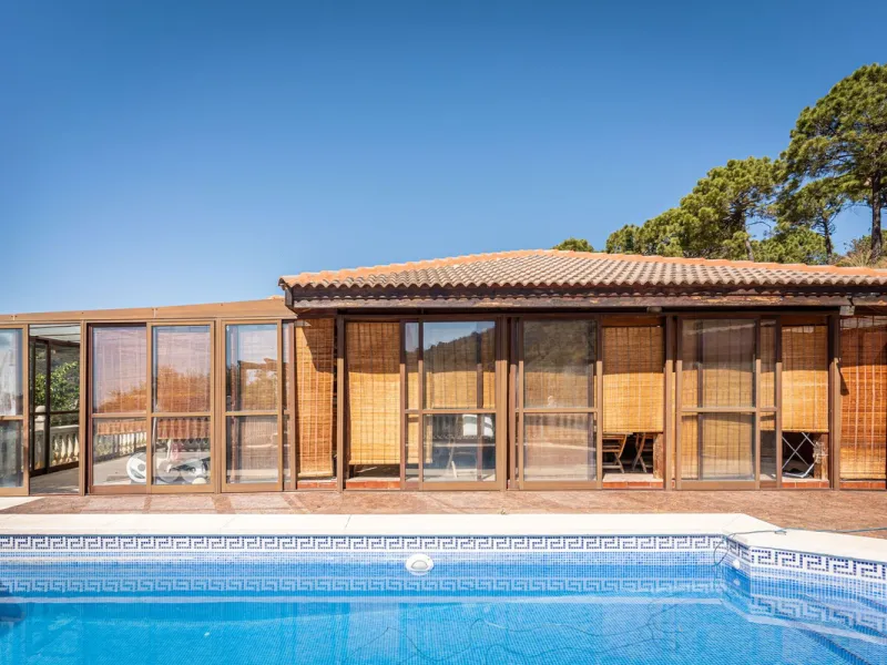 Spectacular Finca in Estepona. With 4 bedrooms and 3 bathrooms. With incredible panoramic views, observing the entire city and the beach in the background. The house is a wooden house. It is very comfortable since all the rooms are on the same floor. It h