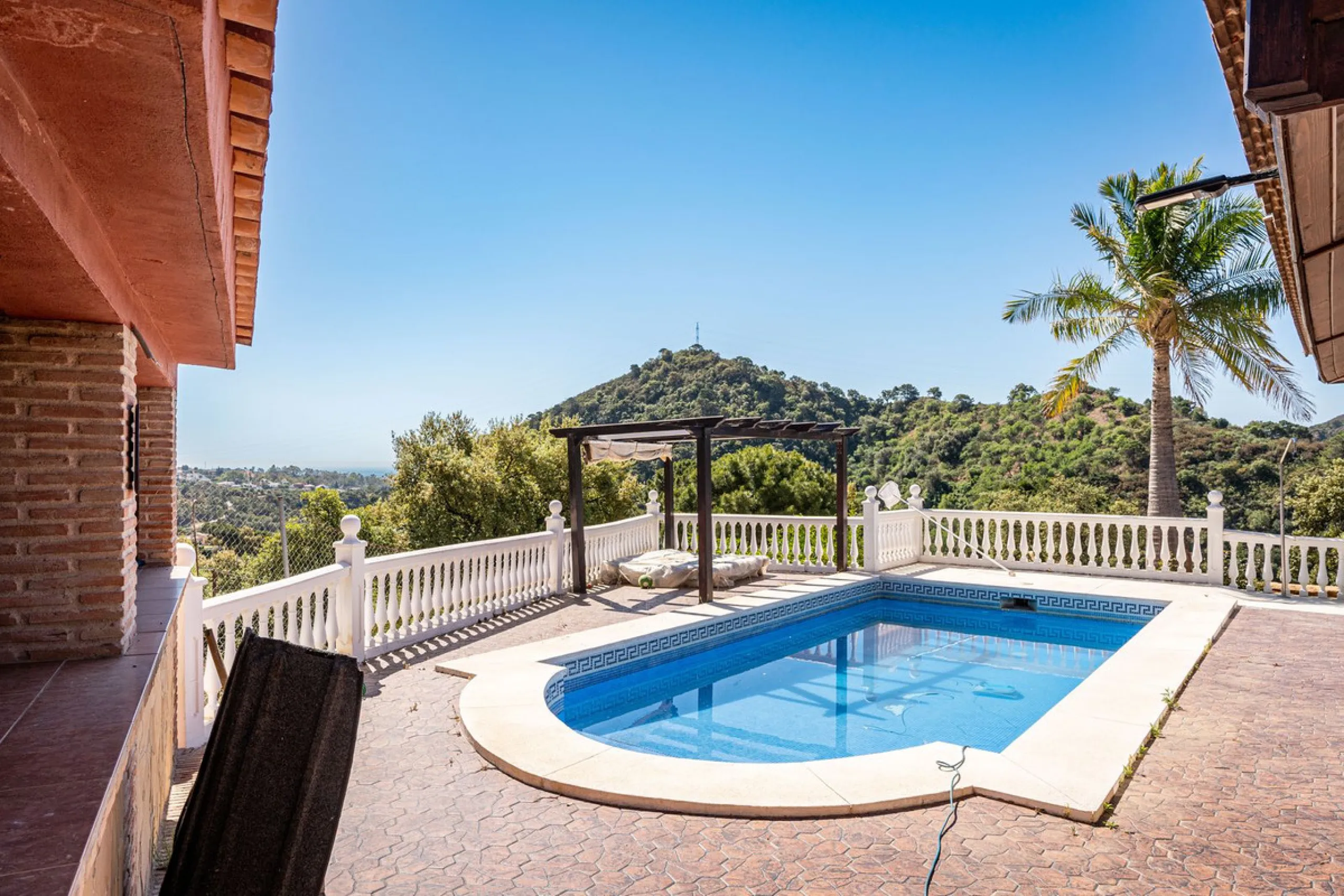 Spectacular Finca in Estepona. With 4 bedrooms and 3 bathrooms. With incredible panoramic views, observing the entire city and the beach in the background. The house is a wooden house. It is very comfortable since all the rooms are on the same floor. It h