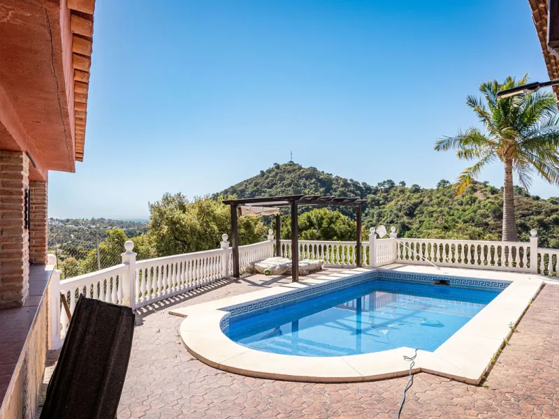 Spectacular Finca in Estepona. With 4 bedrooms and 3 bathrooms. With incredible panoramic views, observing the entire city and the beach in the background. The house is a wooden house. It is very comfortable since all the rooms are on the same floor. It h