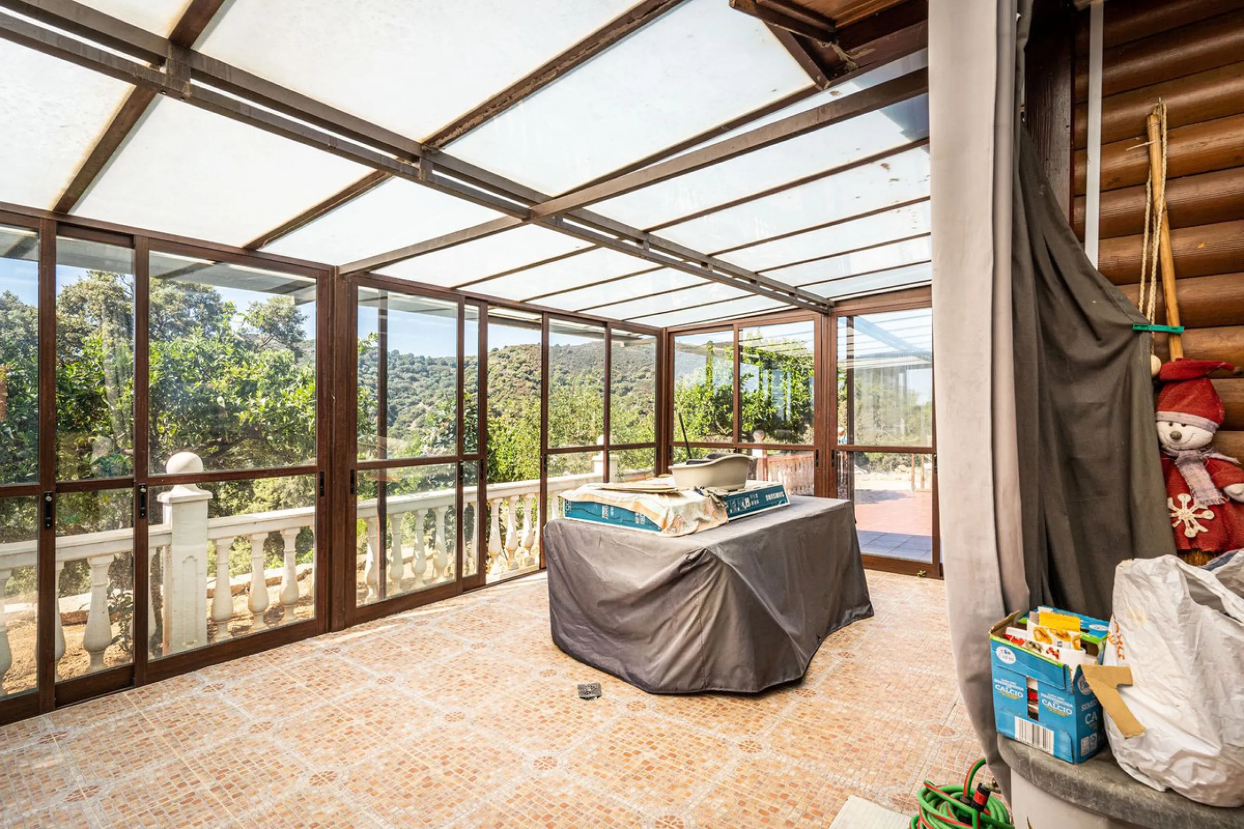 Spectacular Finca in Estepona. With 4 bedrooms and 3 bathrooms. With incredible panoramic views, observing the entire city and the beach in the background. The house is a wooden house. It is very comfortable since all the rooms are on the same floor. It h