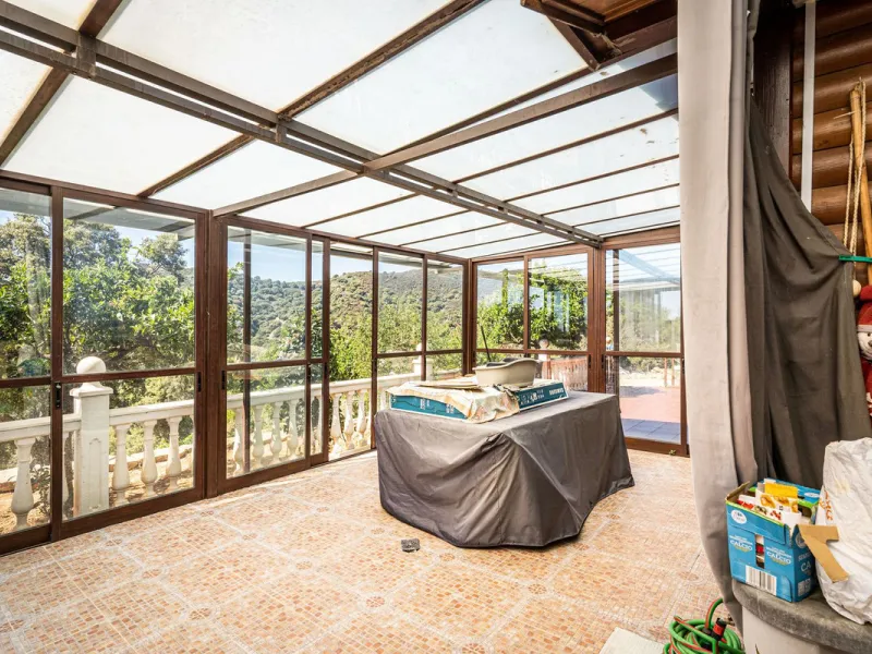 Spectacular Finca in Estepona. With 4 bedrooms and 3 bathrooms. With incredible panoramic views, observing the entire city and the beach in the background. The house is a wooden house. It is very comfortable since all the rooms are on the same floor. It h