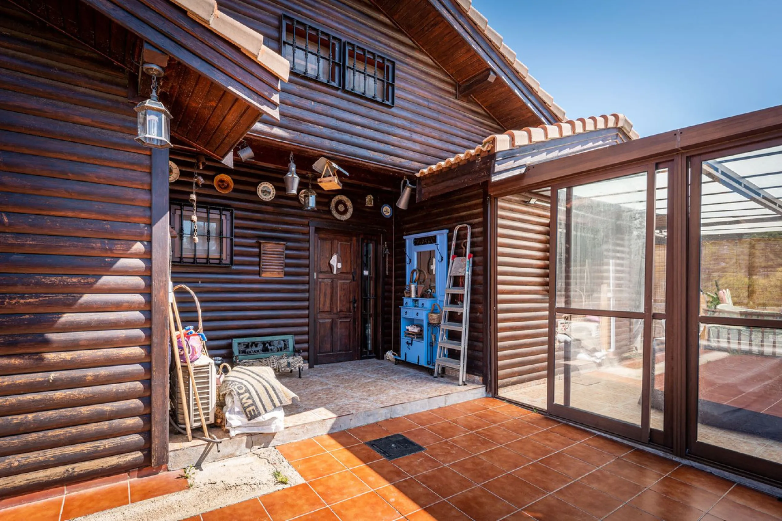 Spectacular Finca in Estepona. With 4 bedrooms and 3 bathrooms. With incredible panoramic views, observing the entire city and the beach in the background. The house is a wooden house. It is very comfortable since all the rooms are on the same floor. It h