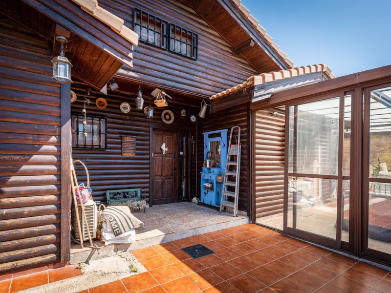 Spectacular Finca in Estepona. With 4 bedrooms and 3 bathrooms. With incredible panoramic views, observing the entire city and the beach in the background. The house is a wooden house. It is very comfortable since all the rooms are on the same floor. It h