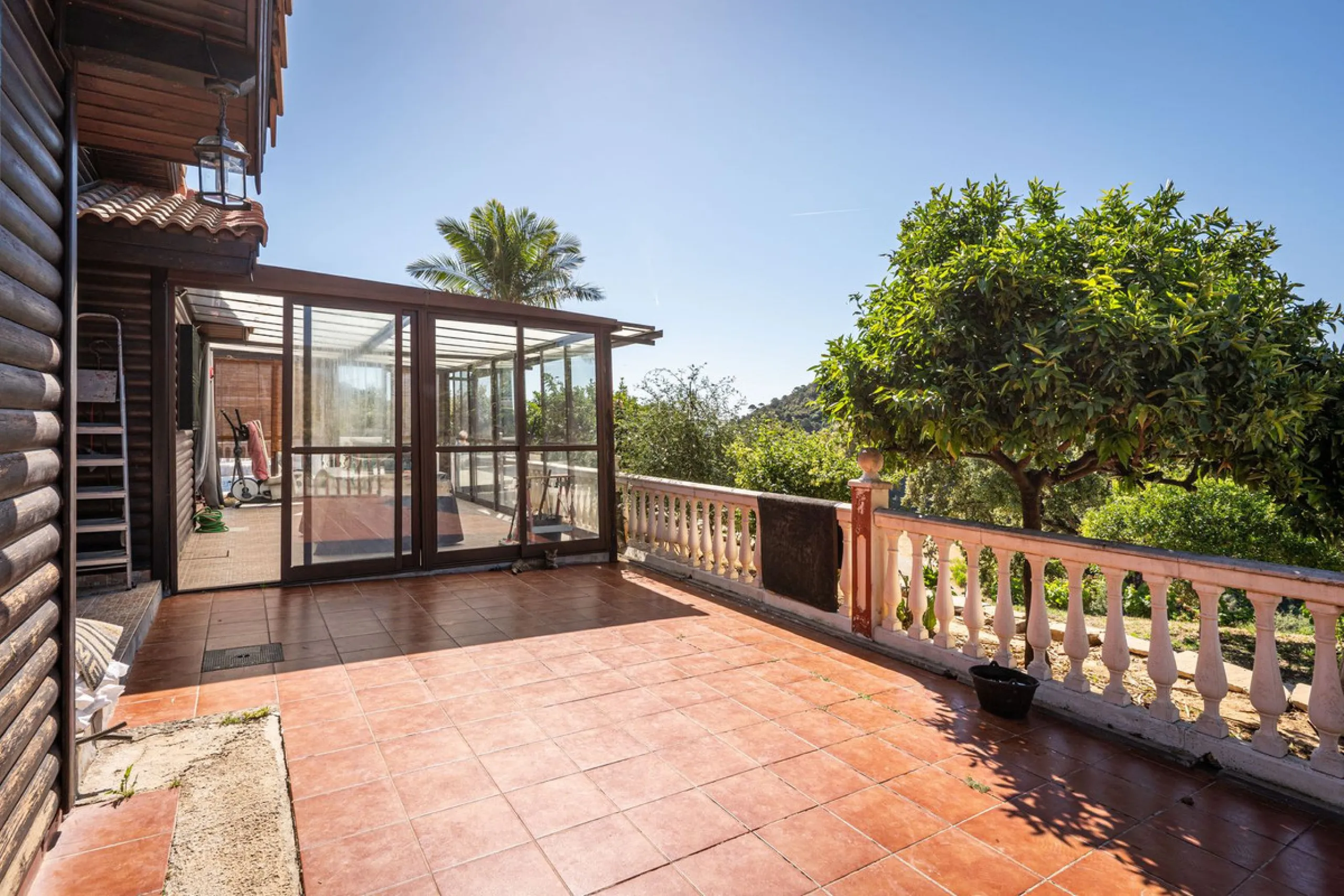 Spectacular Finca in Estepona. With 4 bedrooms and 3 bathrooms. With incredible panoramic views, observing the entire city and the beach in the background. The house is a wooden house. It is very comfortable since all the rooms are on the same floor. It h