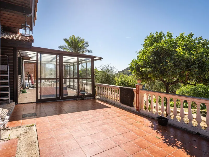 Spectacular Finca in Estepona. With 4 bedrooms and 3 bathrooms. With incredible panoramic views, observing the entire city and the beach in the background. The house is a wooden house. It is very comfortable since all the rooms are on the same floor. It h