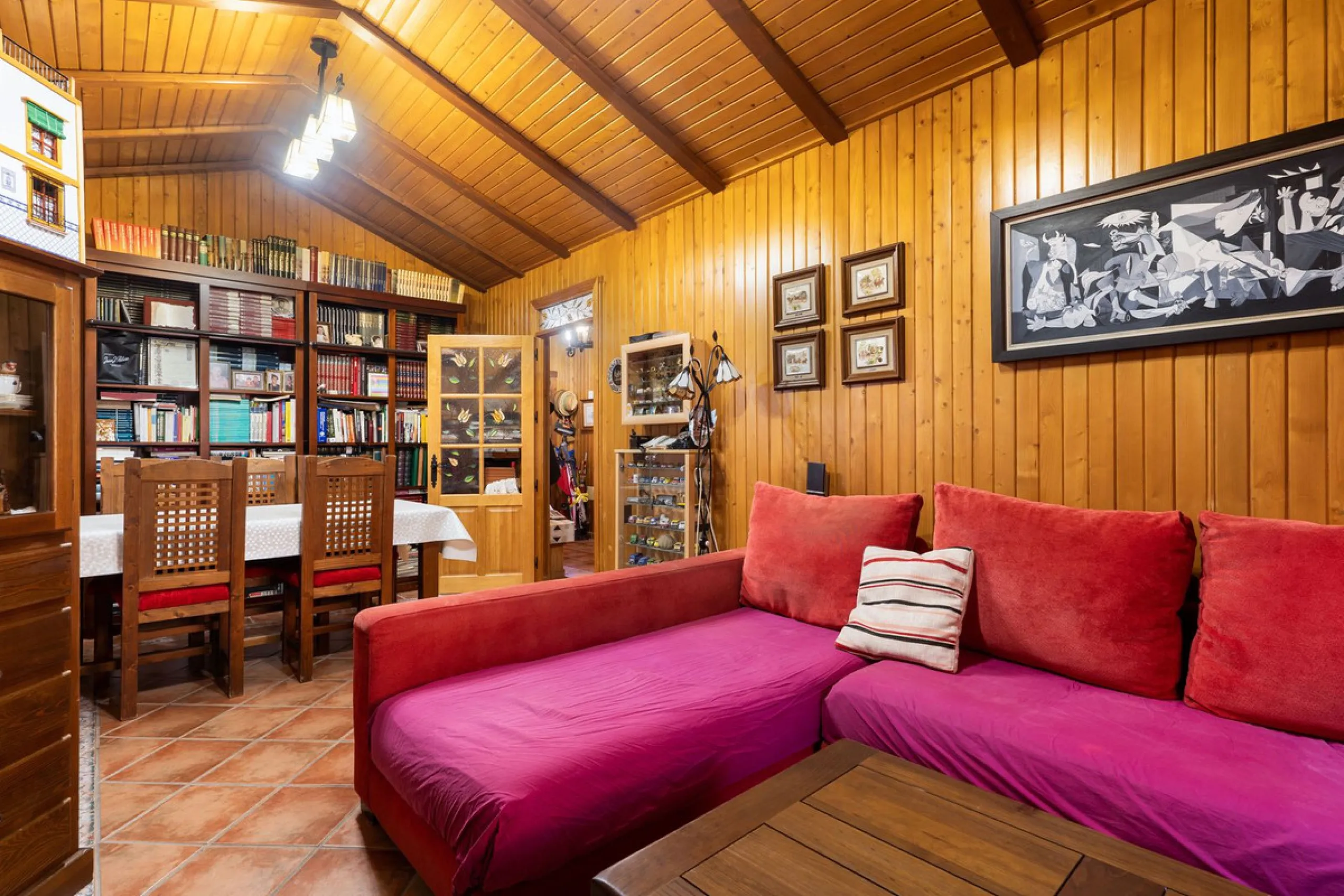 Spectacular Finca in Estepona. With 4 bedrooms and 3 bathrooms. With incredible panoramic views, observing the entire city and the beach in the background. The house is a wooden house. It is very comfortable since all the rooms are on the same floor. It h