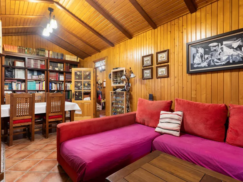 Spectacular Finca in Estepona. With 4 bedrooms and 3 bathrooms. With incredible panoramic views, observing the entire city and the beach in the background. The house is a wooden house. It is very comfortable since all the rooms are on the same floor. It h
