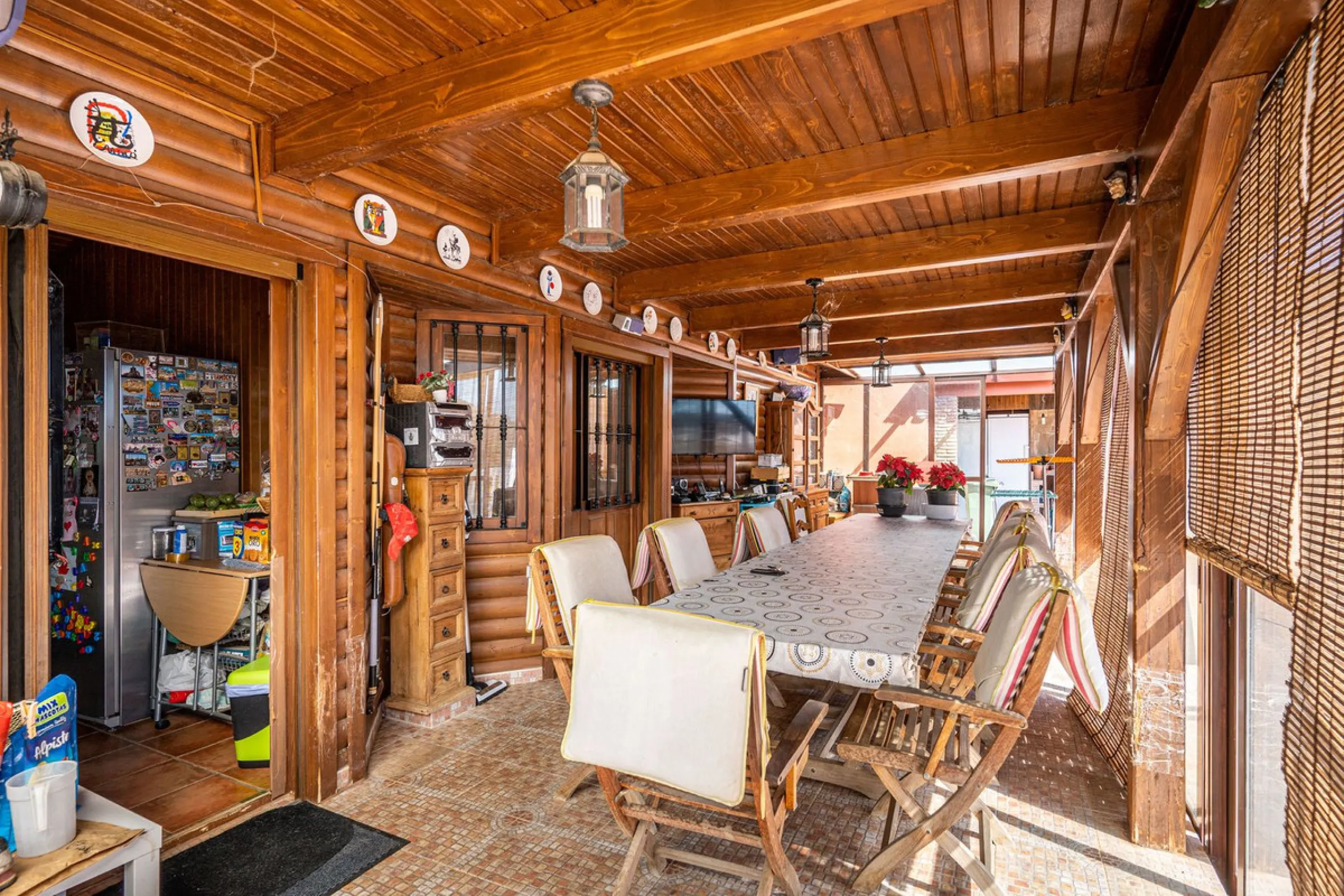 Spectacular Finca in Estepona. With 4 bedrooms and 3 bathrooms. With incredible panoramic views, observing the entire city and the beach in the background. The house is a wooden house. It is very comfortable since all the rooms are on the same floor. It h