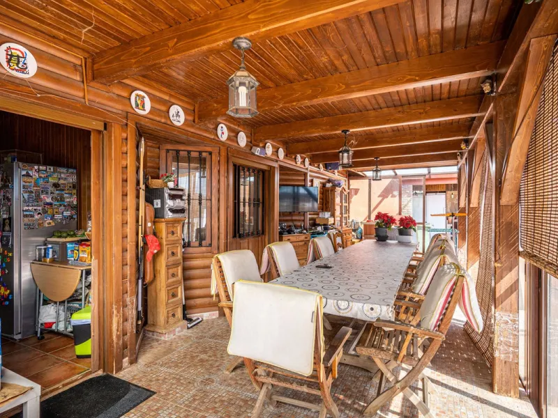Spectacular Finca in Estepona. With 4 bedrooms and 3 bathrooms. With incredible panoramic views, observing the entire city and the beach in the background. The house is a wooden house. It is very comfortable since all the rooms are on the same floor. It h