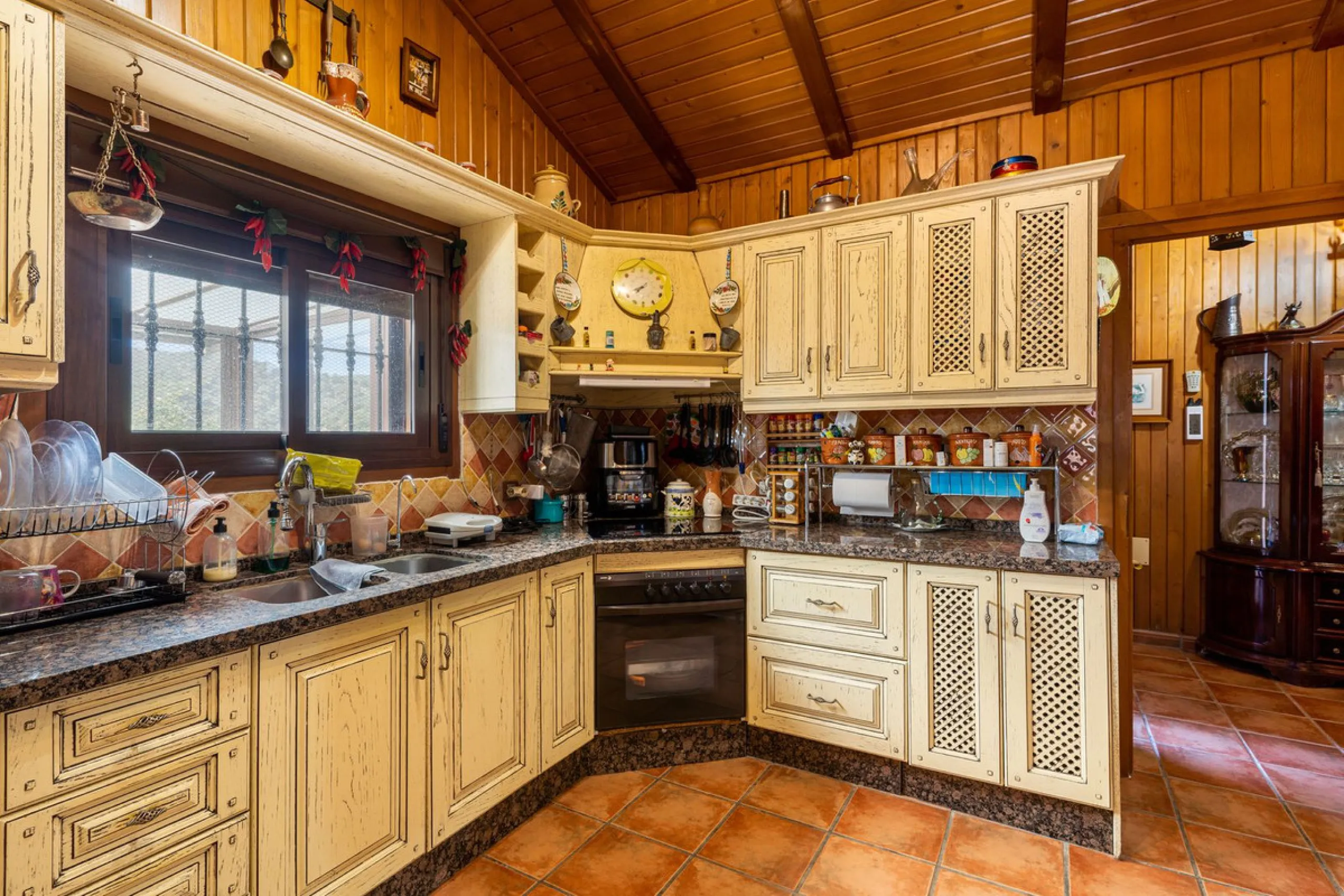 Spectacular Finca in Estepona. With 4 bedrooms and 3 bathrooms. With incredible panoramic views, observing the entire city and the beach in the background. The house is a wooden house. It is very comfortable since all the rooms are on the same floor. It h