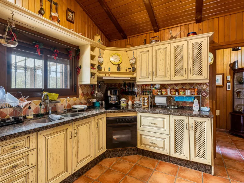 Spectacular Finca in Estepona. With 4 bedrooms and 3 bathrooms. With incredible panoramic views, observing the entire city and the beach in the background. The house is a wooden house. It is very comfortable since all the rooms are on the same floor. It h
