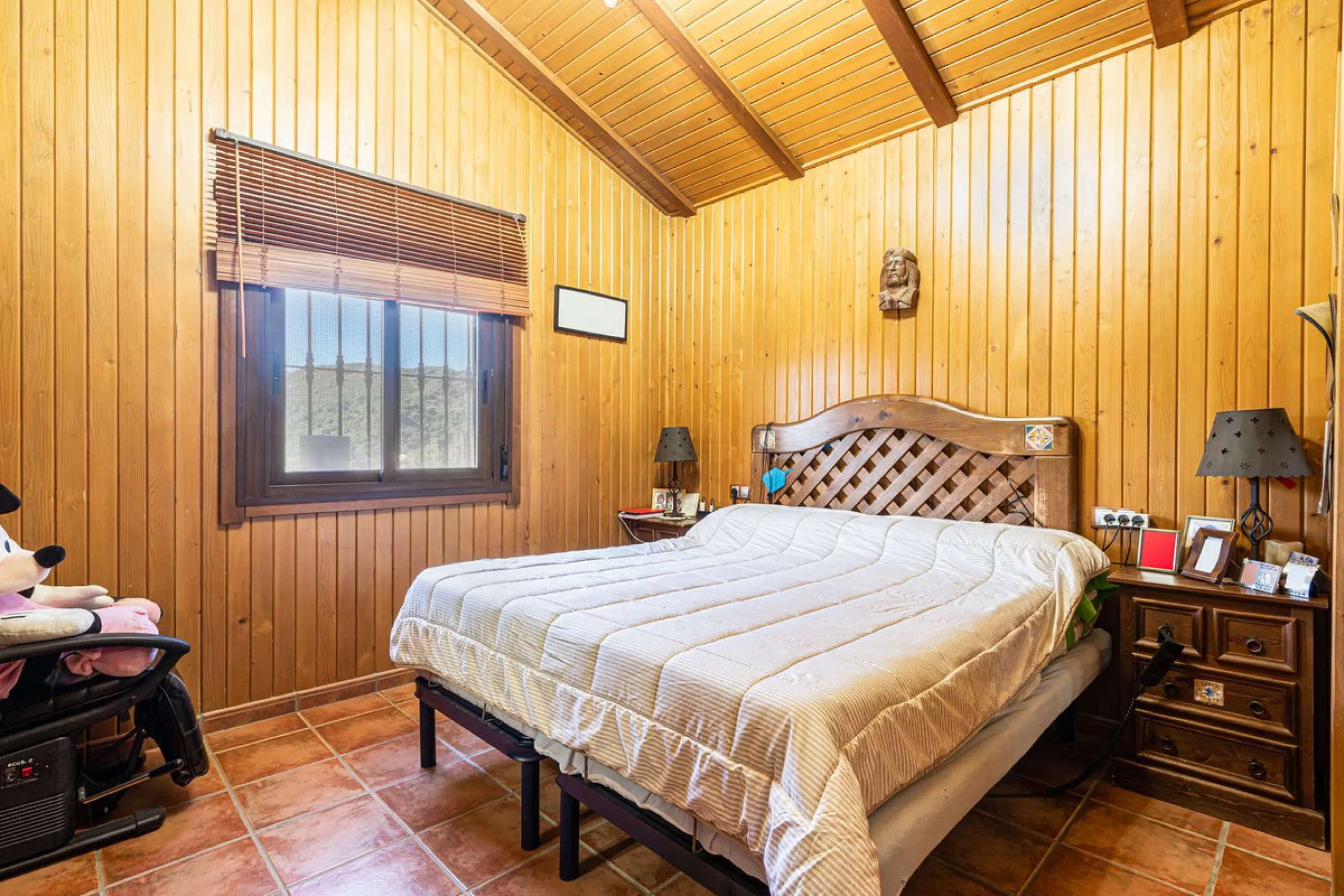 Spectacular Finca in Estepona. With 4 bedrooms and 3 bathrooms. With incredible panoramic views, observing the entire city and the beach in the background. The house is a wooden house. It is very comfortable since all the rooms are on the same floor. It h