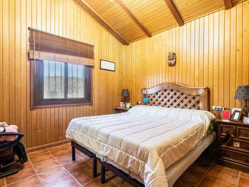 Spectacular Finca in Estepona. With 4 bedrooms and 3 bathrooms. With incredible panoramic views, observing the entire city and the beach in the background. The house is a wooden house. It is very comfortable since all the rooms are on the same floor. It h