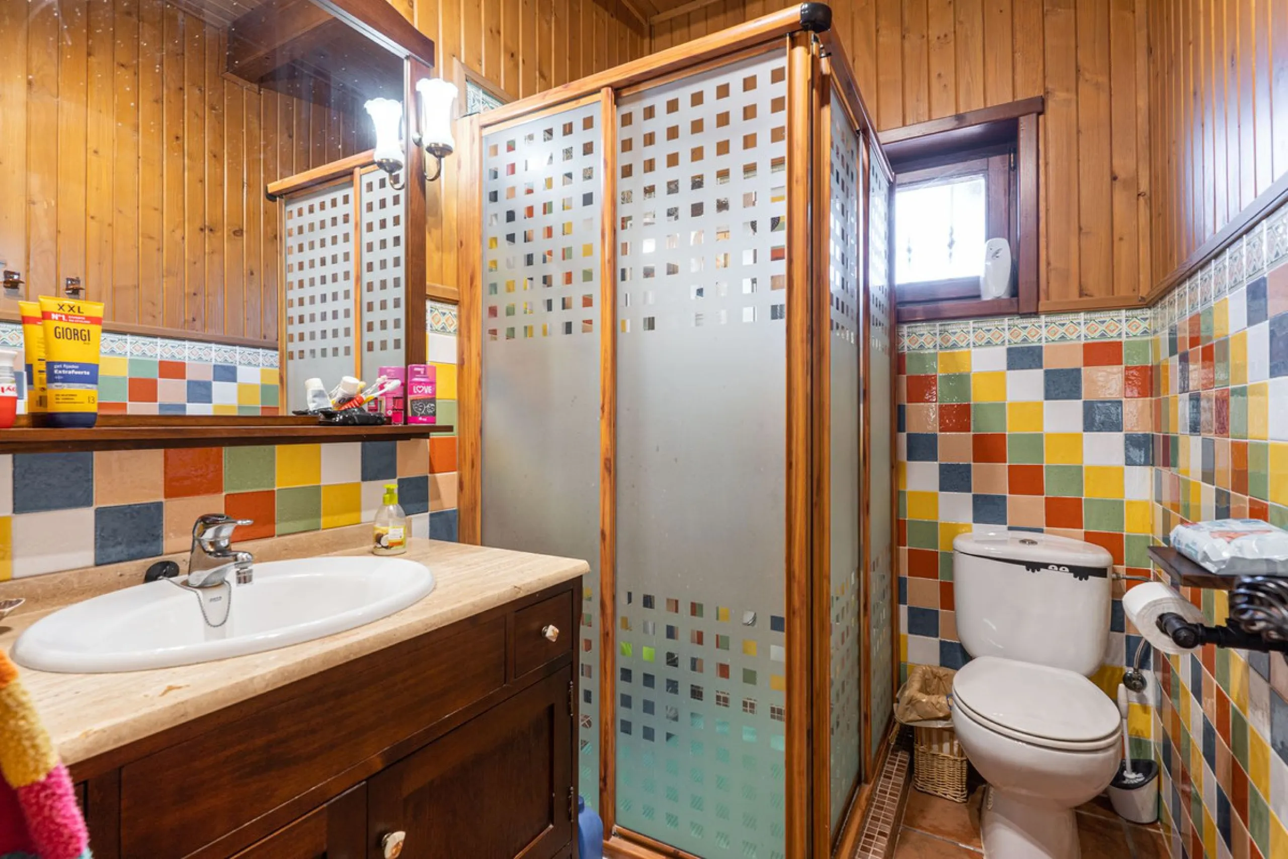 Spectacular Finca in Estepona. With 4 bedrooms and 3 bathrooms. With incredible panoramic views, observing the entire city and the beach in the background. The house is a wooden house. It is very comfortable since all the rooms are on the same floor. It h