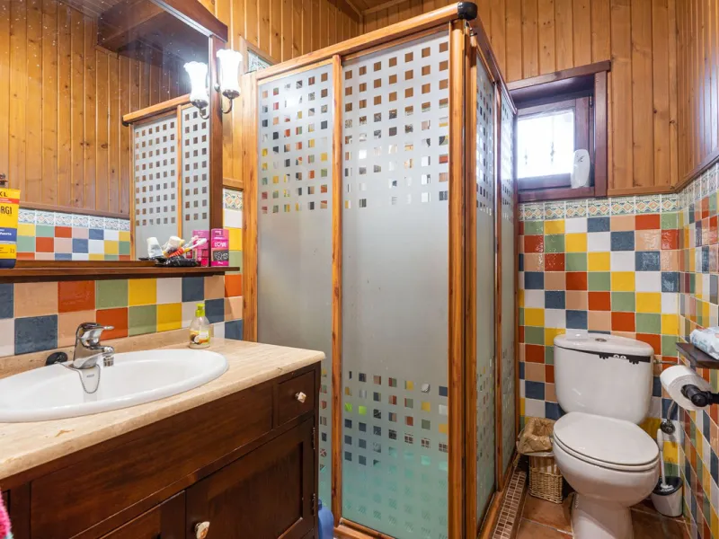 Spectacular Finca in Estepona. With 4 bedrooms and 3 bathrooms. With incredible panoramic views, observing the entire city and the beach in the background. The house is a wooden house. It is very comfortable since all the rooms are on the same floor. It h