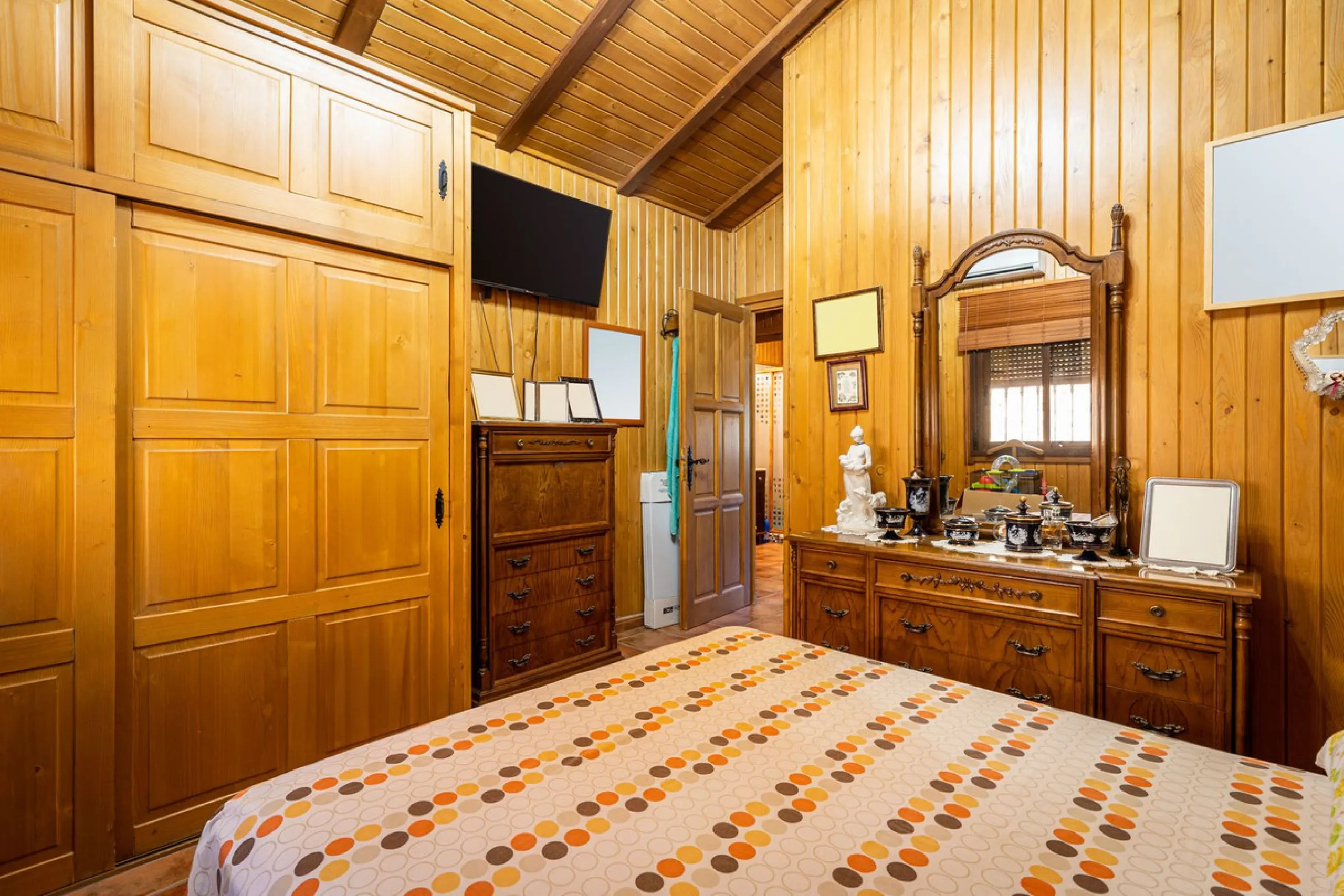 Spectacular Finca in Estepona. With 4 bedrooms and 3 bathrooms. With incredible panoramic views, observing the entire city and the beach in the background. The house is a wooden house. It is very comfortable since all the rooms are on the same floor. It h