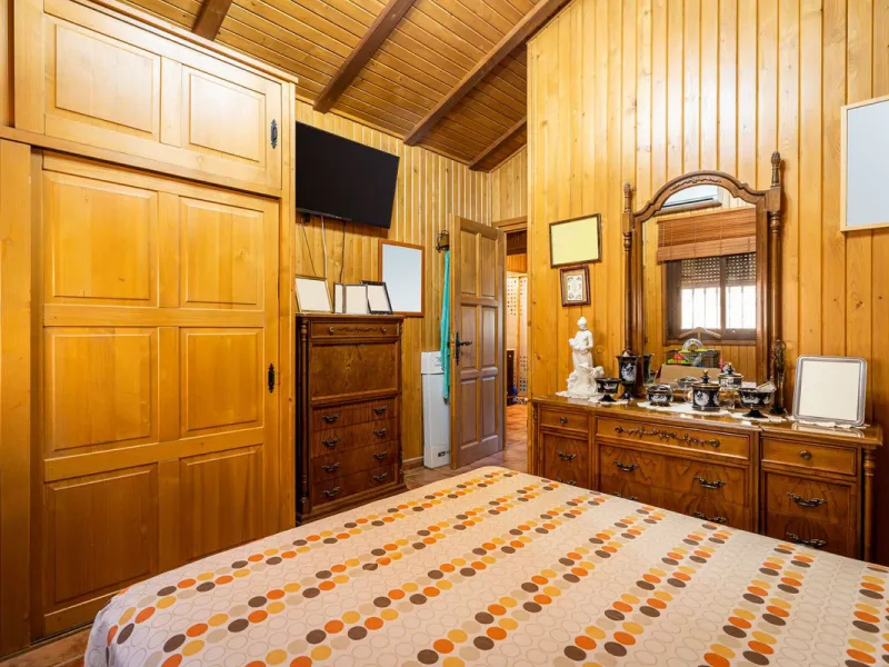 Spectacular Finca in Estepona. With 4 bedrooms and 3 bathrooms. With incredible panoramic views, observing the entire city and the beach in the background. The house is a wooden house. It is very comfortable since all the rooms are on the same floor. It h