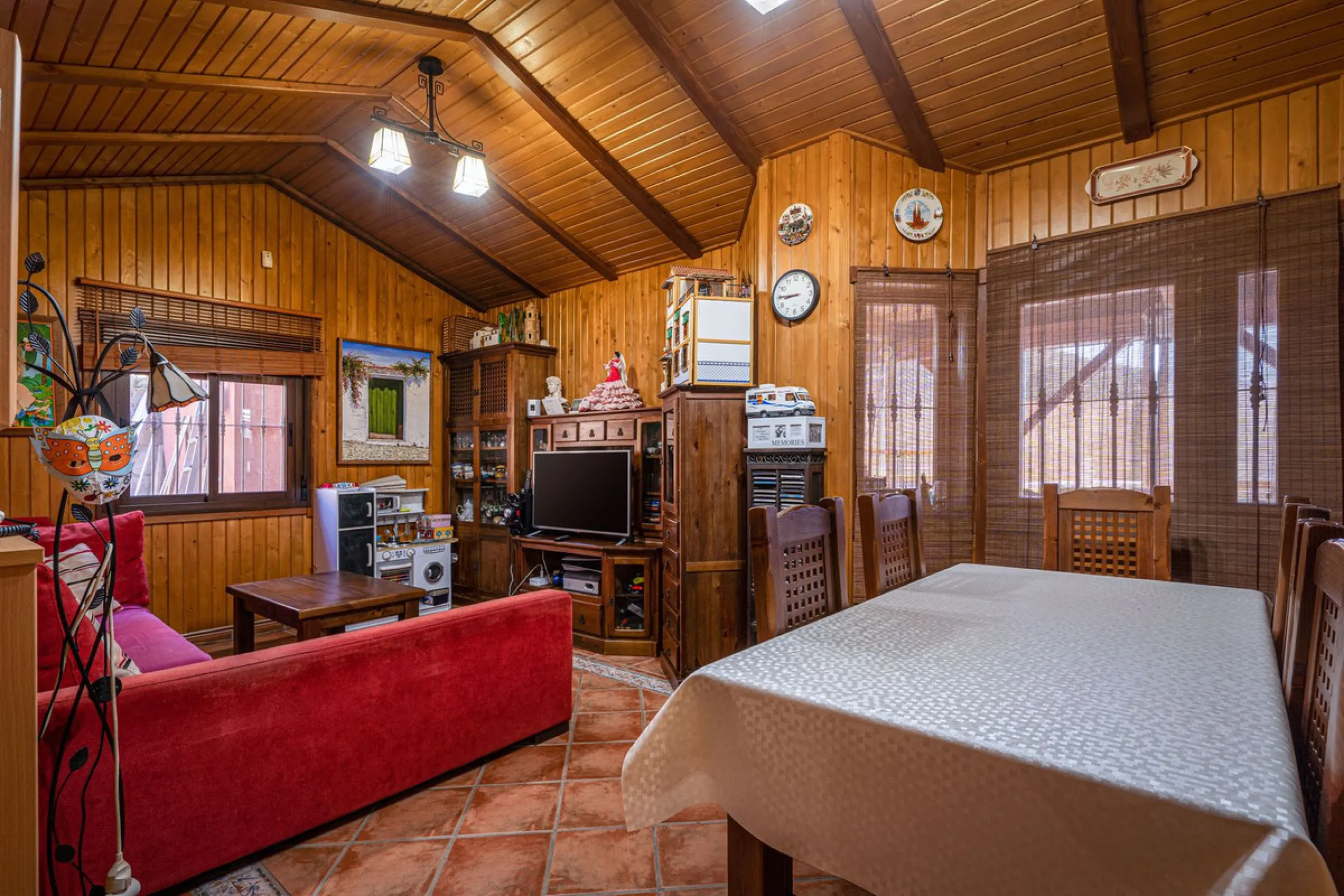 Spectacular Finca in Estepona. With 4 bedrooms and 3 bathrooms. With incredible panoramic views, observing the entire city and the beach in the background. The house is a wooden house. It is very comfortable since all the rooms are on the same floor. It h
