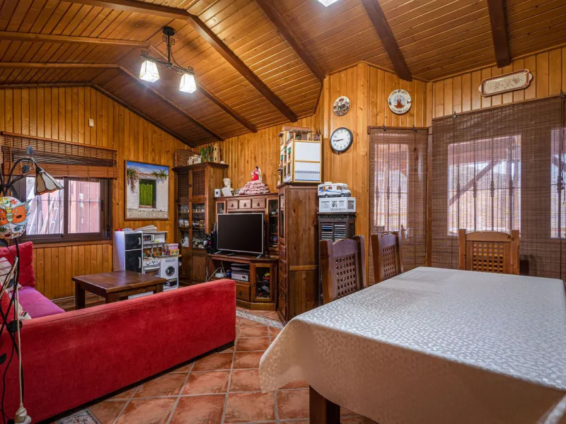 Spectacular Finca in Estepona. With 4 bedrooms and 3 bathrooms. With incredible panoramic views, observing the entire city and the beach in the background. The house is a wooden house. It is very comfortable since all the rooms are on the same floor. It h