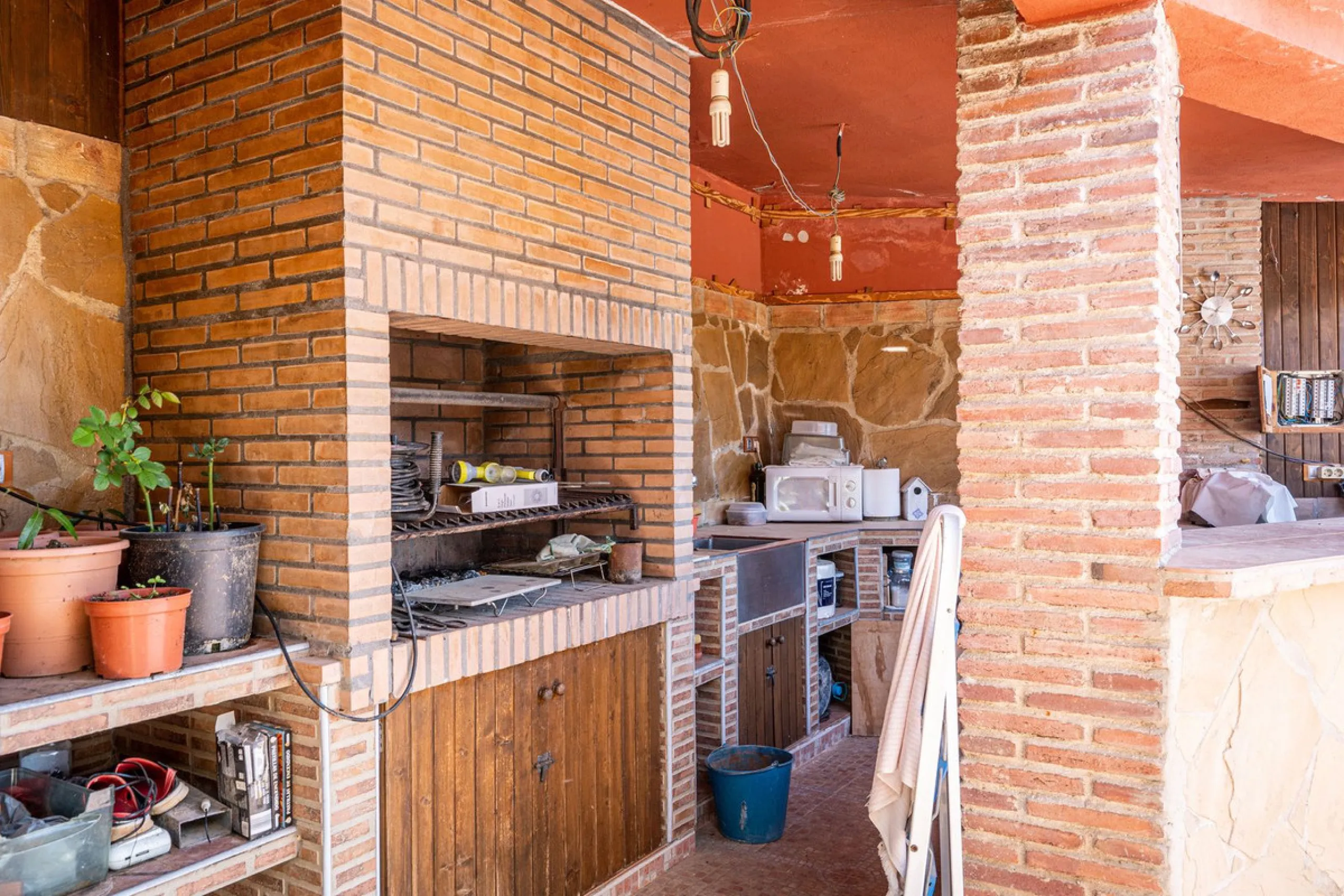 Spectacular Finca in Estepona. With 4 bedrooms and 3 bathrooms. With incredible panoramic views, observing the entire city and the beach in the background. The house is a wooden house. It is very comfortable since all the rooms are on the same floor. It h