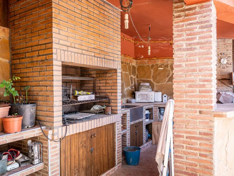 Spectacular Finca in Estepona. With 4 bedrooms and 3 bathrooms. With incredible panoramic views, observing the entire city and the beach in the background. The house is a wooden house. It is very comfortable since all the rooms are on the same floor. It h