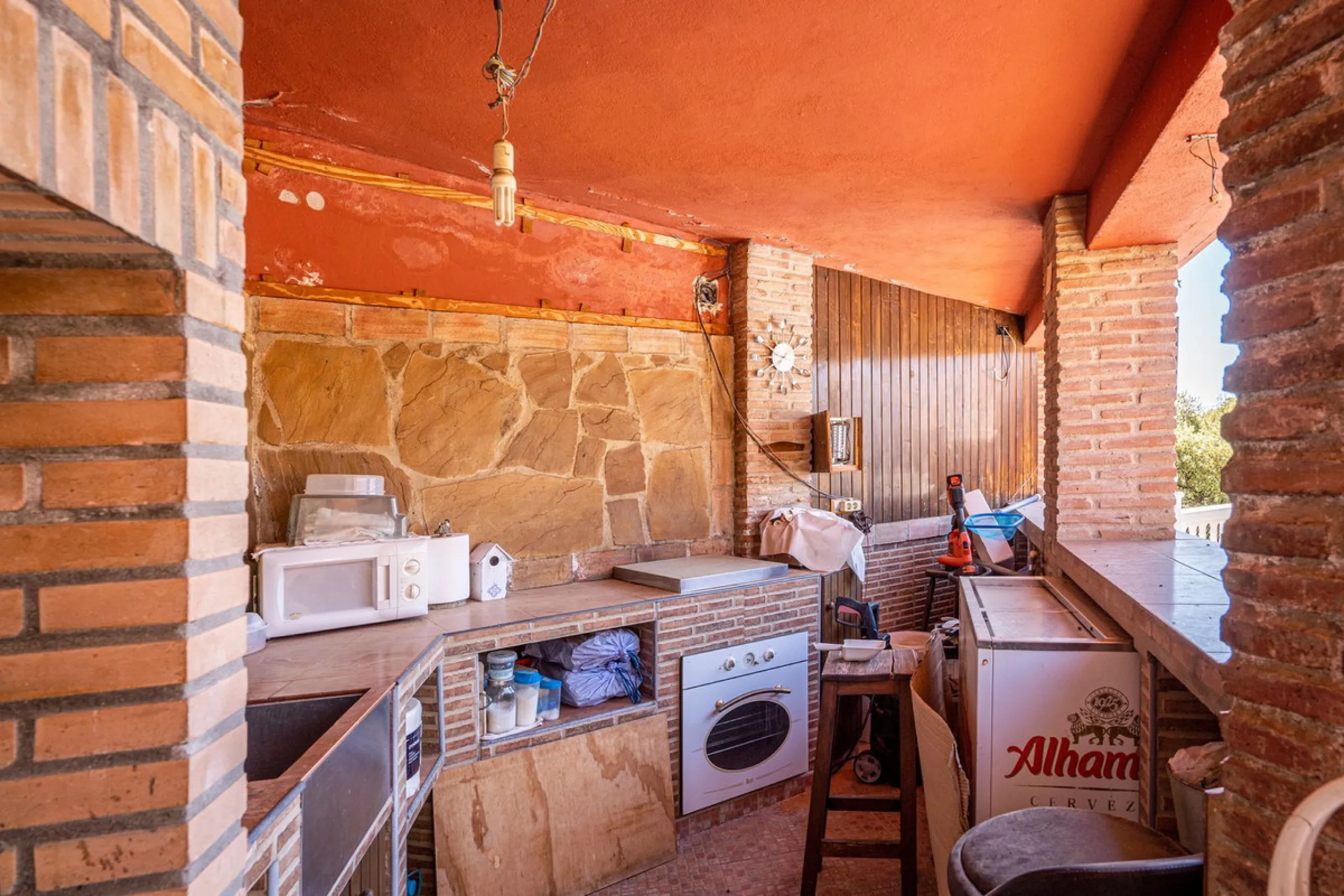 Spectacular Finca in Estepona. With 4 bedrooms and 3 bathrooms. With incredible panoramic views, observing the entire city and the beach in the background. The house is a wooden house. It is very comfortable since all the rooms are on the same floor. It h
