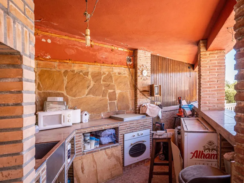 Spectacular Finca in Estepona. With 4 bedrooms and 3 bathrooms. With incredible panoramic views, observing the entire city and the beach in the background. The house is a wooden house. It is very comfortable since all the rooms are on the same floor. It h