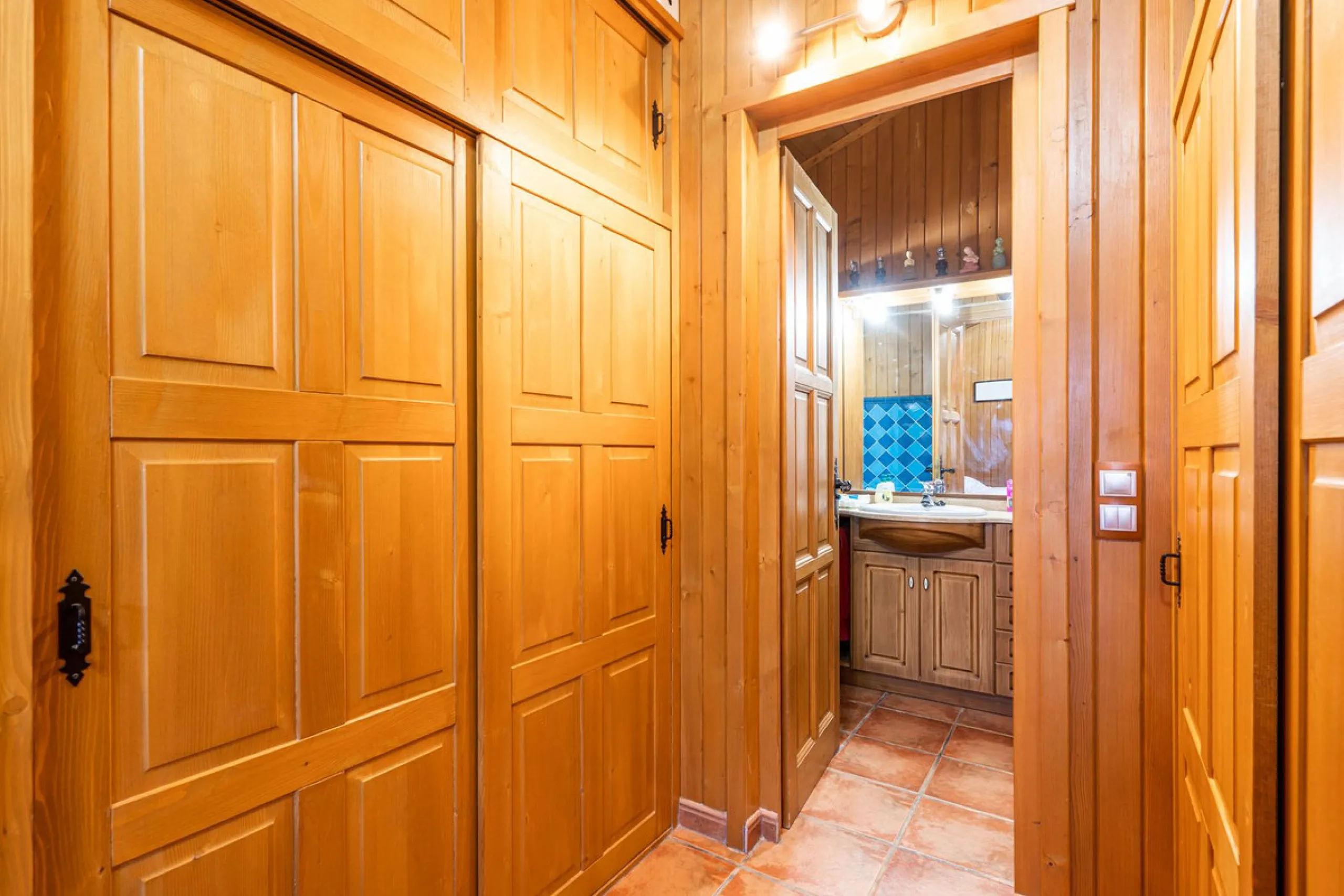 Spectacular Finca in Estepona. With 4 bedrooms and 3 bathrooms. With incredible panoramic views, observing the entire city and the beach in the background. The house is a wooden house. It is very comfortable since all the rooms are on the same floor. It h
