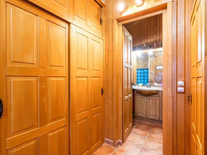 Spectacular Finca in Estepona. With 4 bedrooms and 3 bathrooms. With incredible panoramic views, observing the entire city and the beach in the background. The house is a wooden house. It is very comfortable since all the rooms are on the same floor. It h