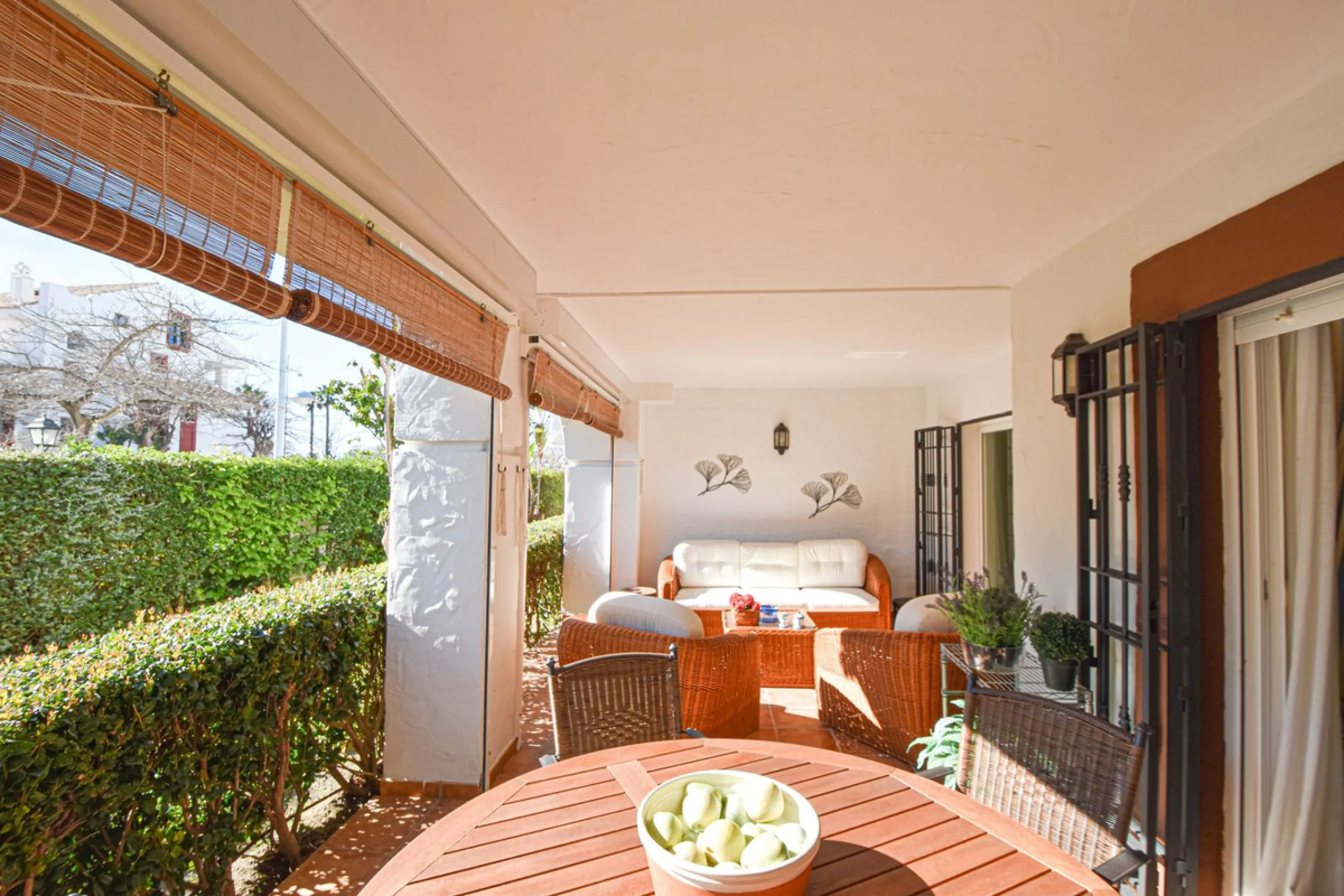 Entdecken Sie diese fantastische Wohnung an der Strandpromenade von San Pedro de Alcántara/Nueva Alcántara, einer der begehrtesten Gegenden von Marbella, nur wenige Schritte vom Meer und der Uferpromenade entfernt