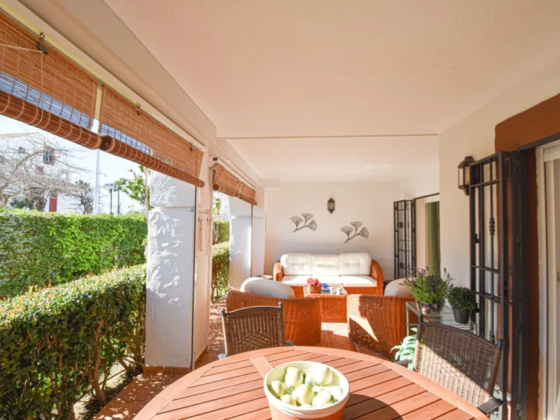 Entdecken Sie diese fantastische Wohnung an der Strandpromenade von San Pedro de Alcántara/Nueva Alcántara, einer der begehrtesten Gegenden von Marbella, nur wenige Schritte vom Meer und der Uferpromenade entfernt
