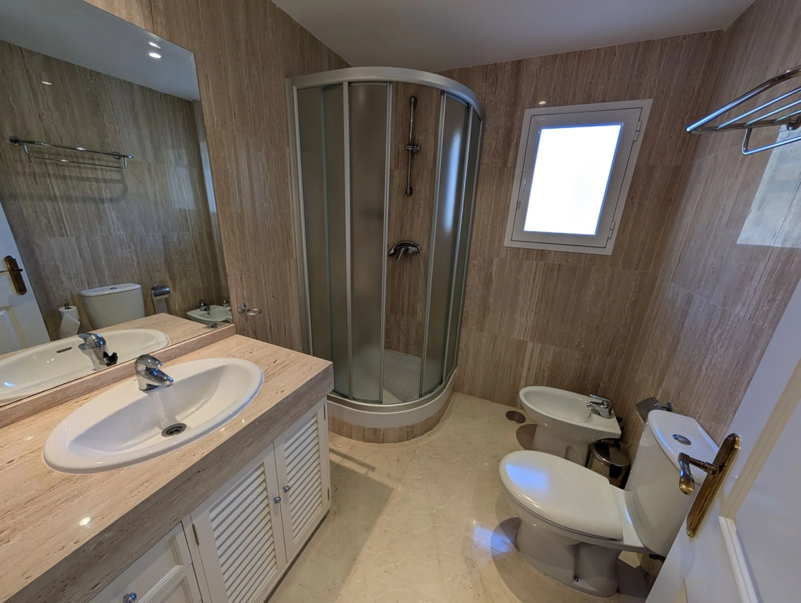 Apartment - Middle Floor Apartment в продаже в Marbella, Málaga. В доме 3 спален и 2 ванных комнат. Площадь дома 162 м²