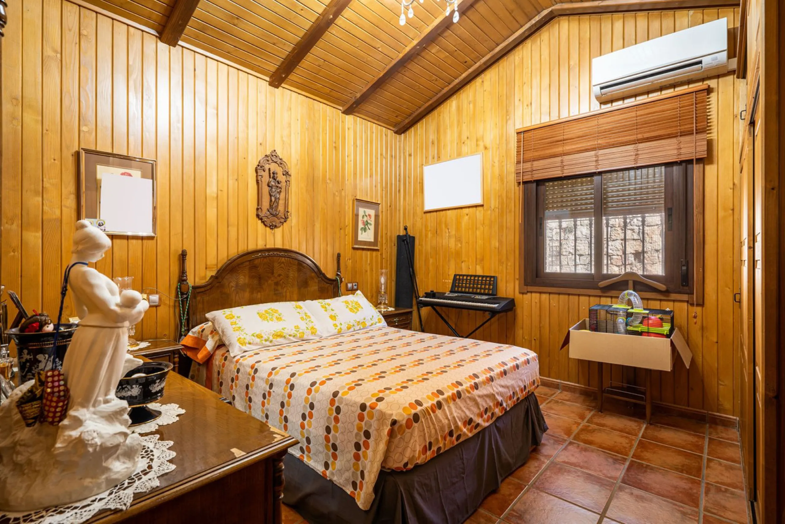 Spectacular Finca in Estepona. With 4 bedrooms and 3 bathrooms. With incredible panoramic views, observing the entire city and the beach in the background. The house is a wooden house. It is very comfortable since all the rooms are on the same floor. It h