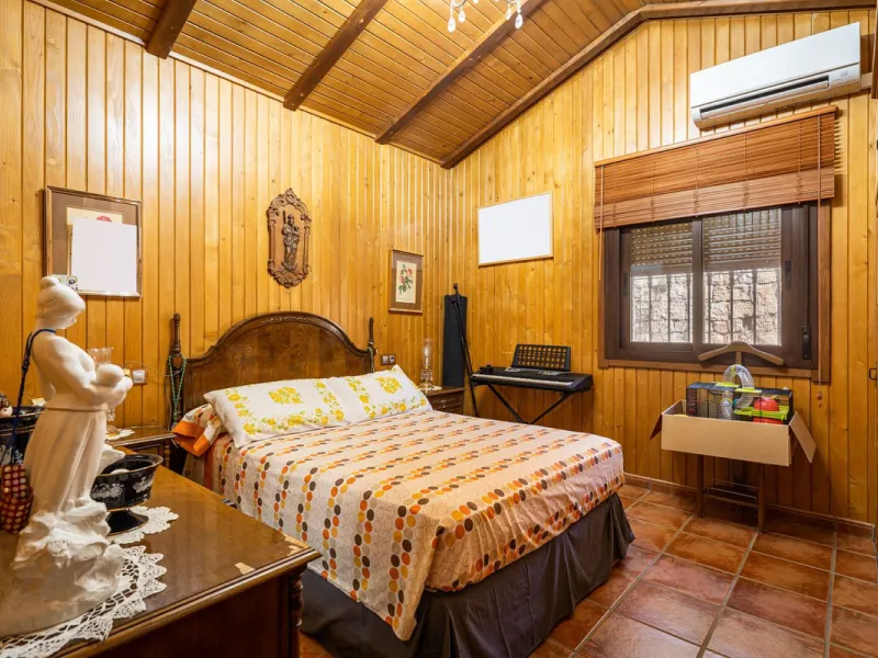 Spectacular Finca in Estepona. With 4 bedrooms and 3 bathrooms. With incredible panoramic views, observing the entire city and the beach in the background. The house is a wooden house. It is very comfortable since all the rooms are on the same floor. It h
