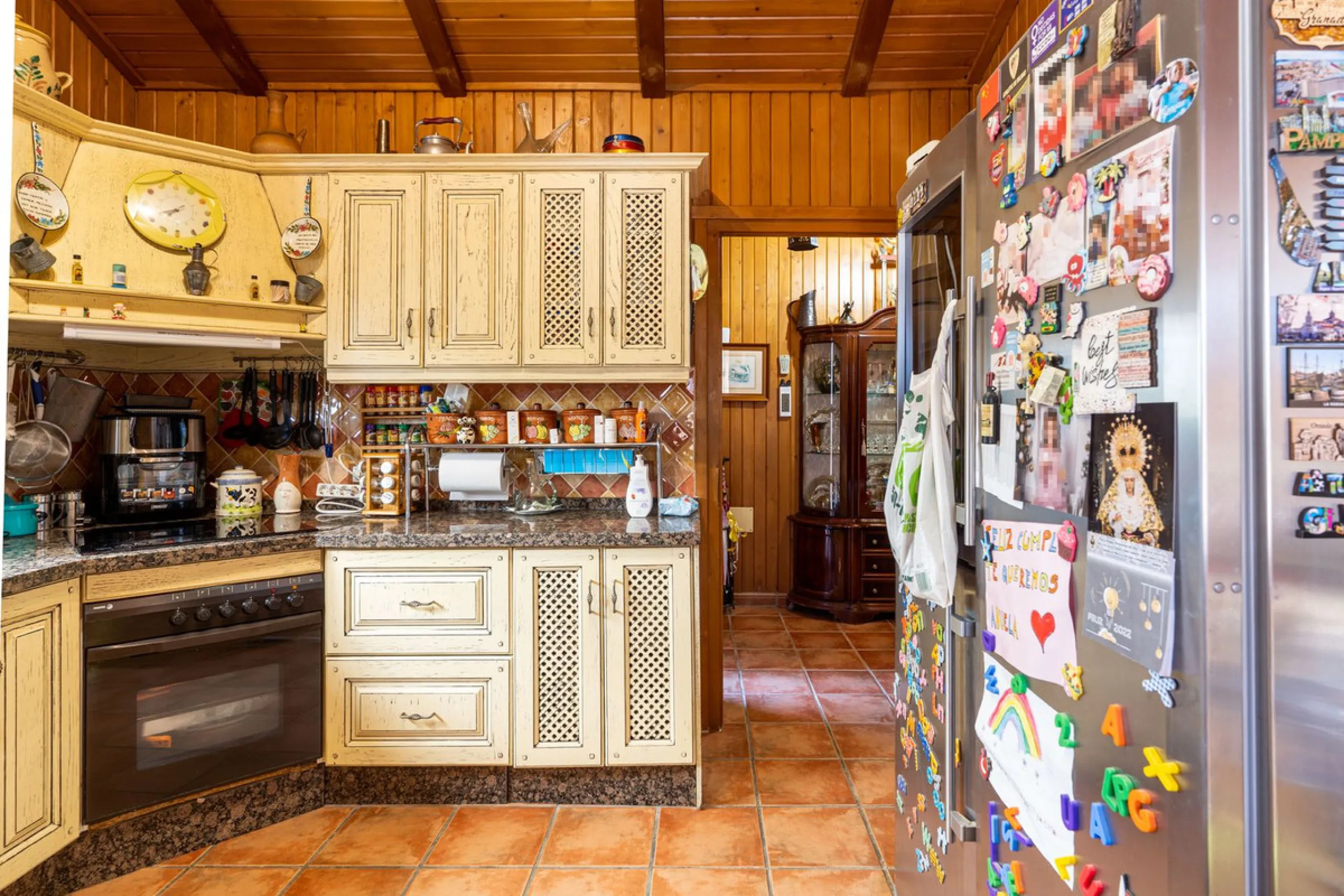 Spectacular Finca in Estepona. With 4 bedrooms and 3 bathrooms. With incredible panoramic views, observing the entire city and the beach in the background. The house is a wooden house. It is very comfortable since all the rooms are on the same floor. It h