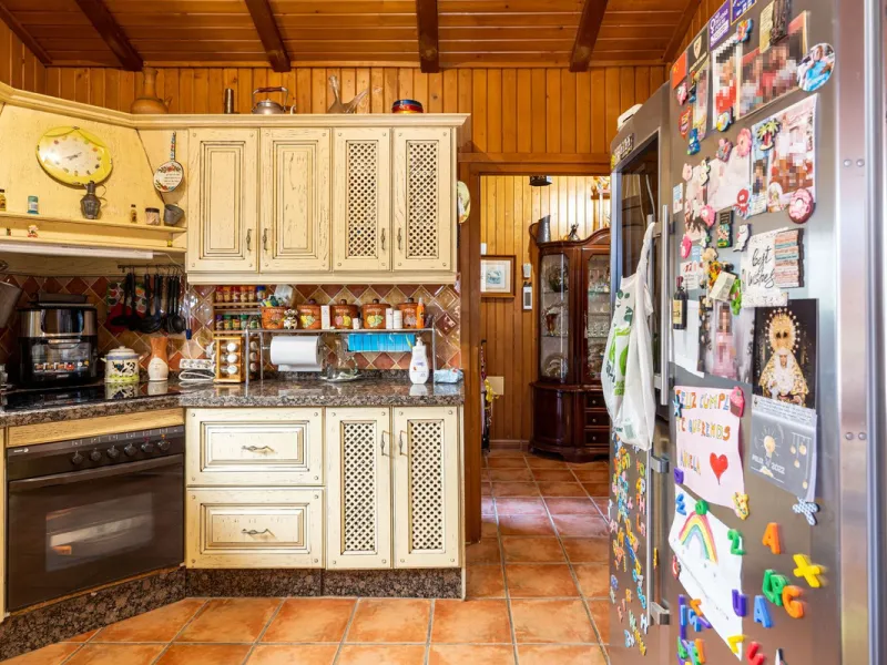 Spectacular Finca in Estepona. With 4 bedrooms and 3 bathrooms. With incredible panoramic views, observing the entire city and the beach in the background. The house is a wooden house. It is very comfortable since all the rooms are on the same floor. It h
