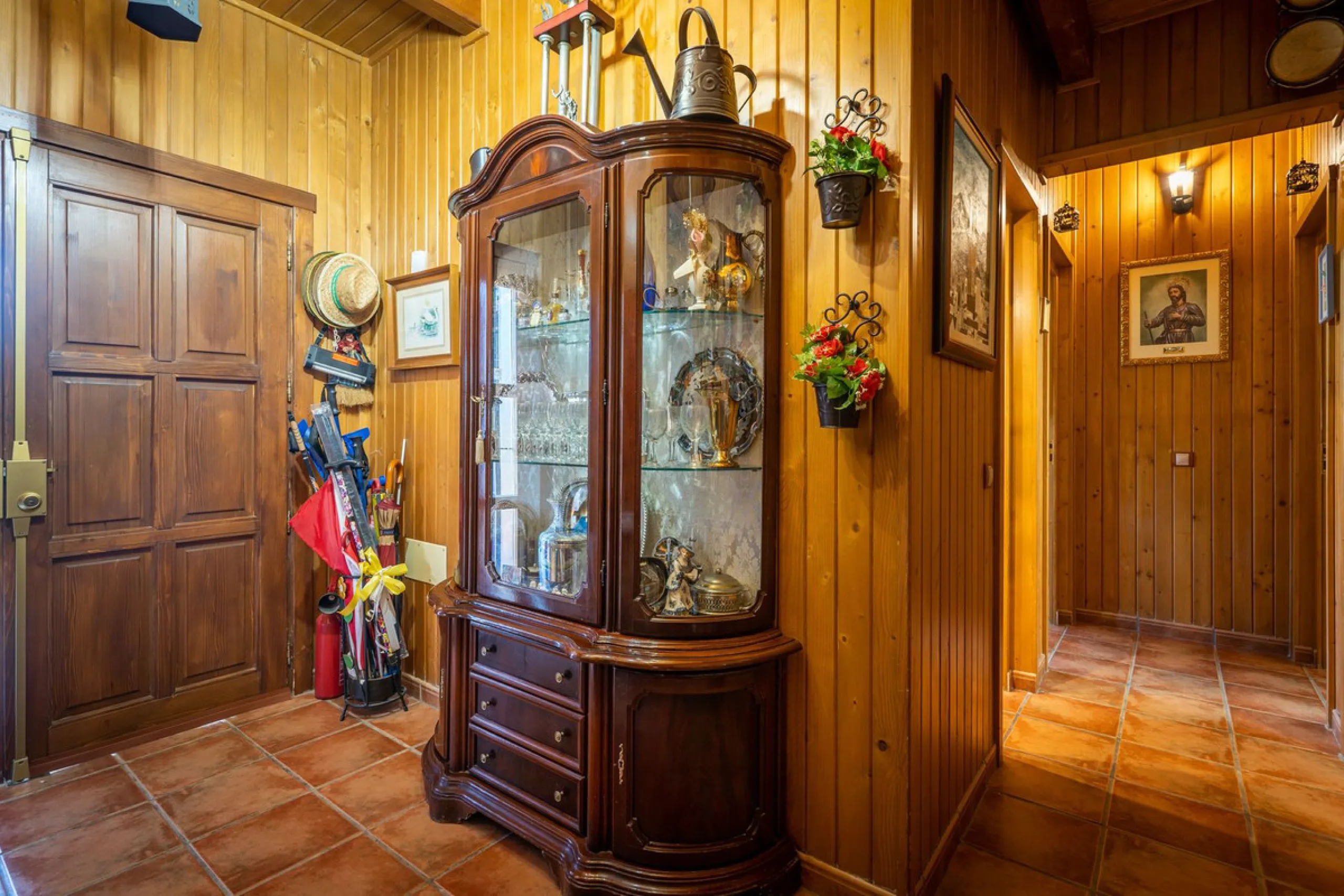 Spectacular Finca in Estepona. With 4 bedrooms and 3 bathrooms. With incredible panoramic views, observing the entire city and the beach in the background. The house is a wooden house. It is very comfortable since all the rooms are on the same floor. It h