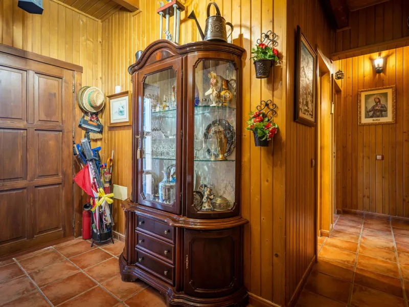 Spectacular Finca in Estepona. With 4 bedrooms and 3 bathrooms. With incredible panoramic views, observing the entire city and the beach in the background. The house is a wooden house. It is very comfortable since all the rooms are on the same floor. It h