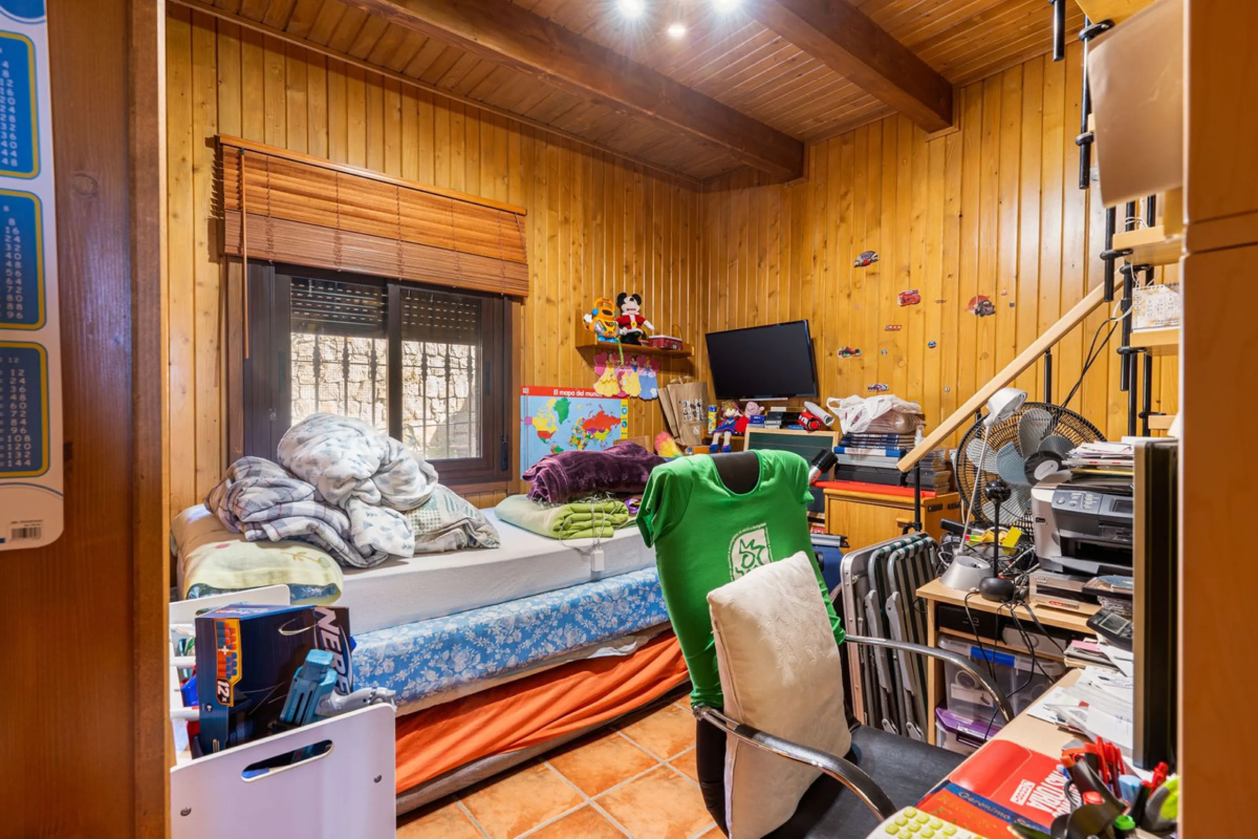 Spectacular Finca in Estepona. With 4 bedrooms and 3 bathrooms. With incredible panoramic views, observing the entire city and the beach in the background. The house is a wooden house. It is very comfortable since all the rooms are on the same floor. It h