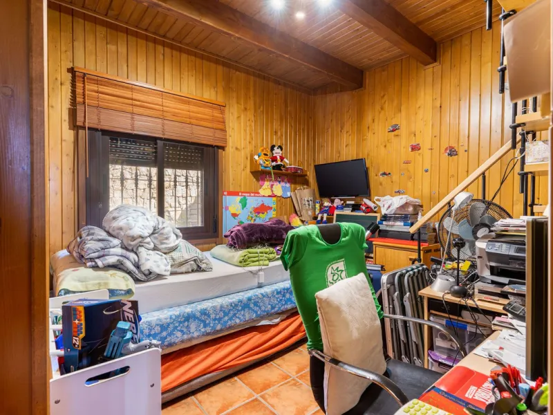 Spectacular Finca in Estepona. With 4 bedrooms and 3 bathrooms. With incredible panoramic views, observing the entire city and the beach in the background. The house is a wooden house. It is very comfortable since all the rooms are on the same floor. It h