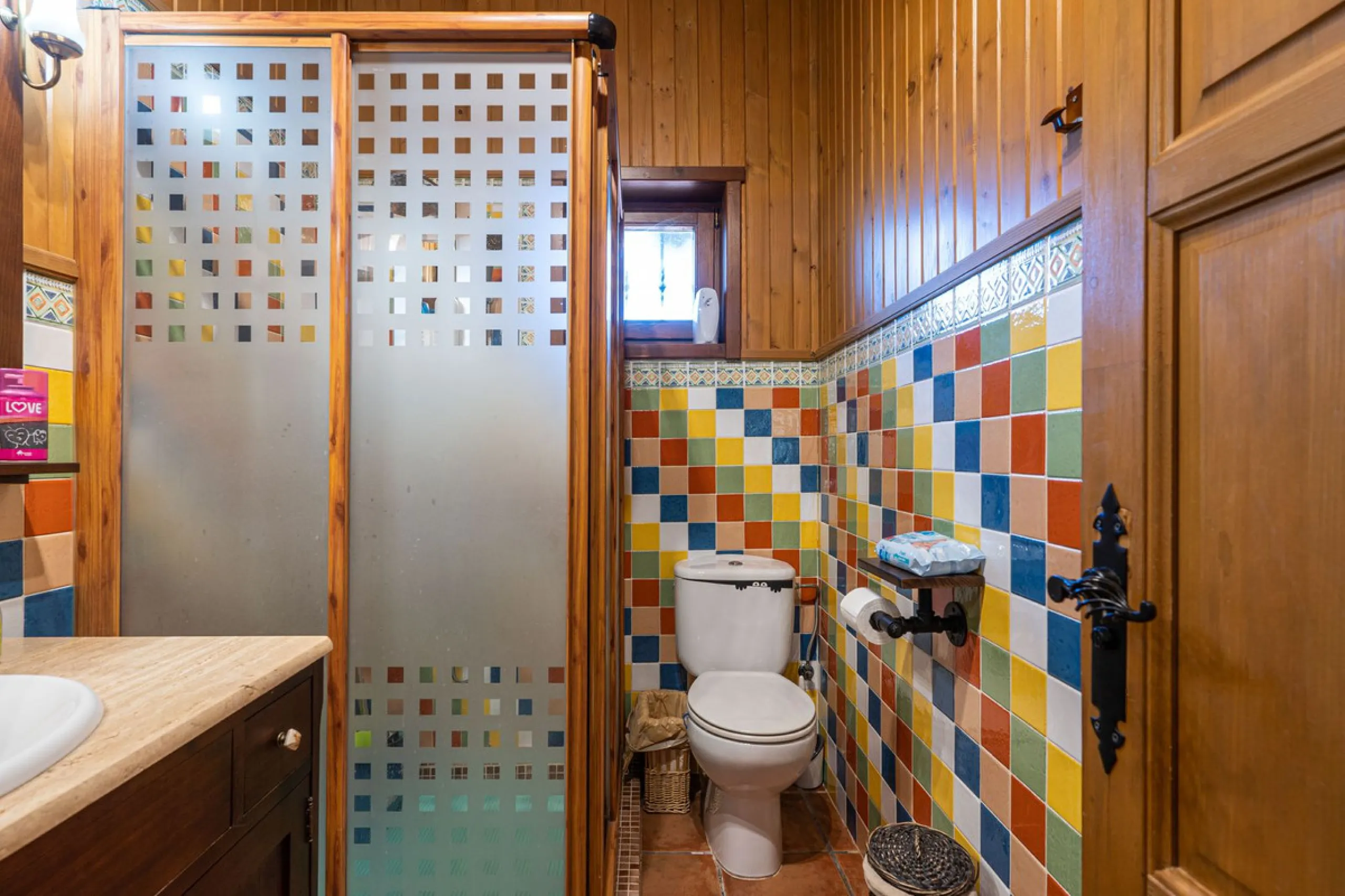 Spectacular Finca in Estepona. With 4 bedrooms and 3 bathrooms. With incredible panoramic views, observing the entire city and the beach in the background. The house is a wooden house. It is very comfortable since all the rooms are on the same floor. It h