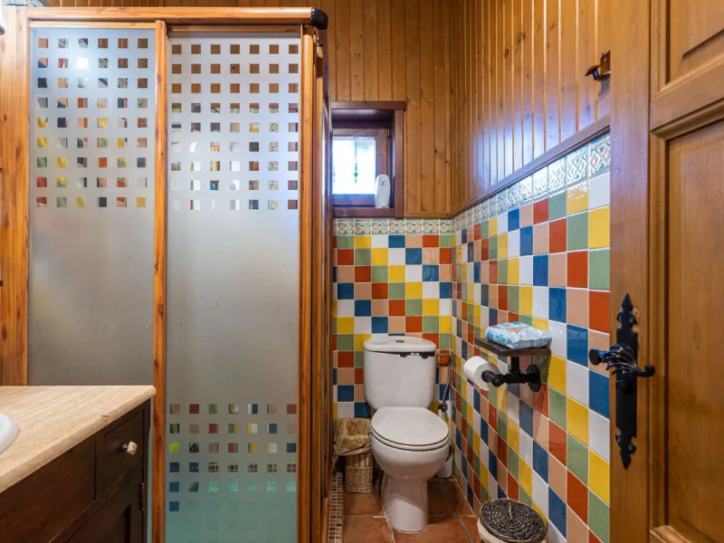 Spectacular Finca in Estepona. With 4 bedrooms and 3 bathrooms. With incredible panoramic views, observing the entire city and the beach in the background. The house is a wooden house. It is very comfortable since all the rooms are on the same floor. It h