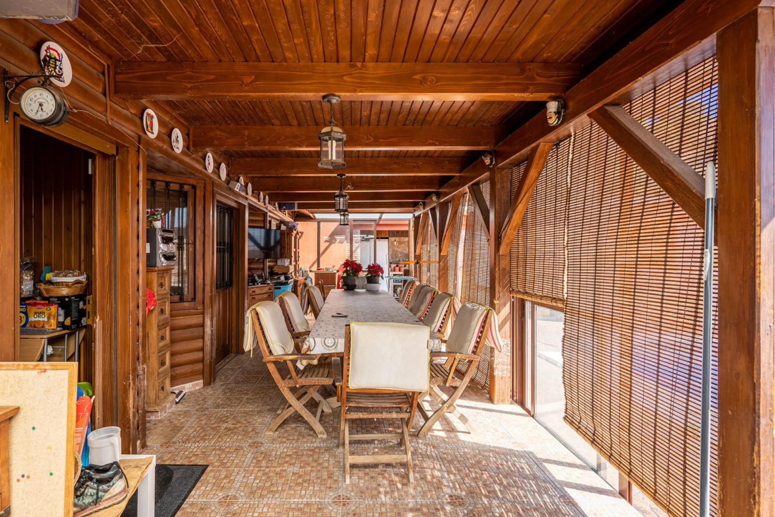 Spectacular Finca in Estepona. With 4 bedrooms and 3 bathrooms. With incredible panoramic views, observing the entire city and the beach in the background. The house is a wooden house. It is very comfortable since all the rooms are on the same floor. It h