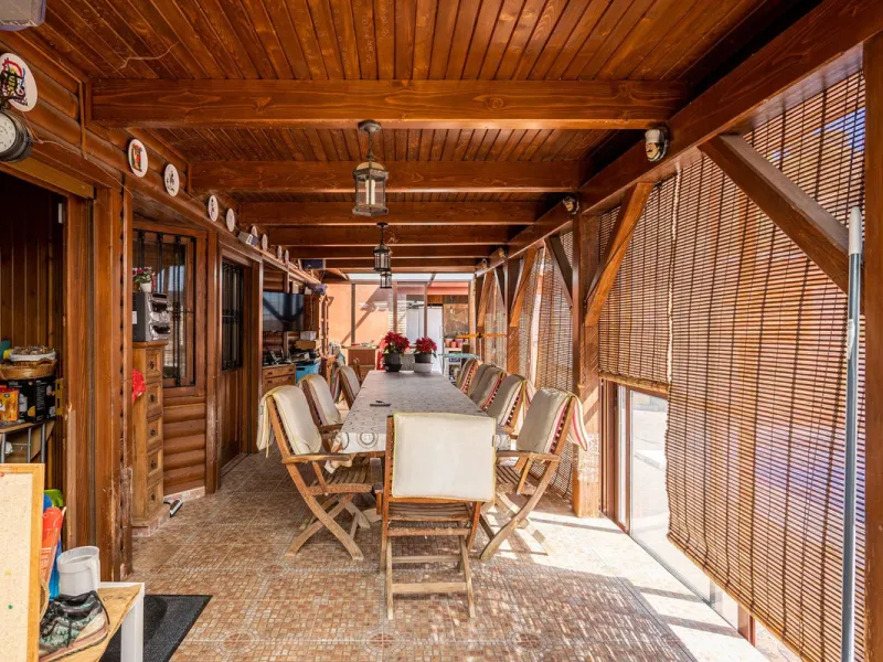 Spectacular Finca in Estepona. With 4 bedrooms and 3 bathrooms. With incredible panoramic views, observing the entire city and the beach in the background. The house is a wooden house. It is very comfortable since all the rooms are on the same floor. It h