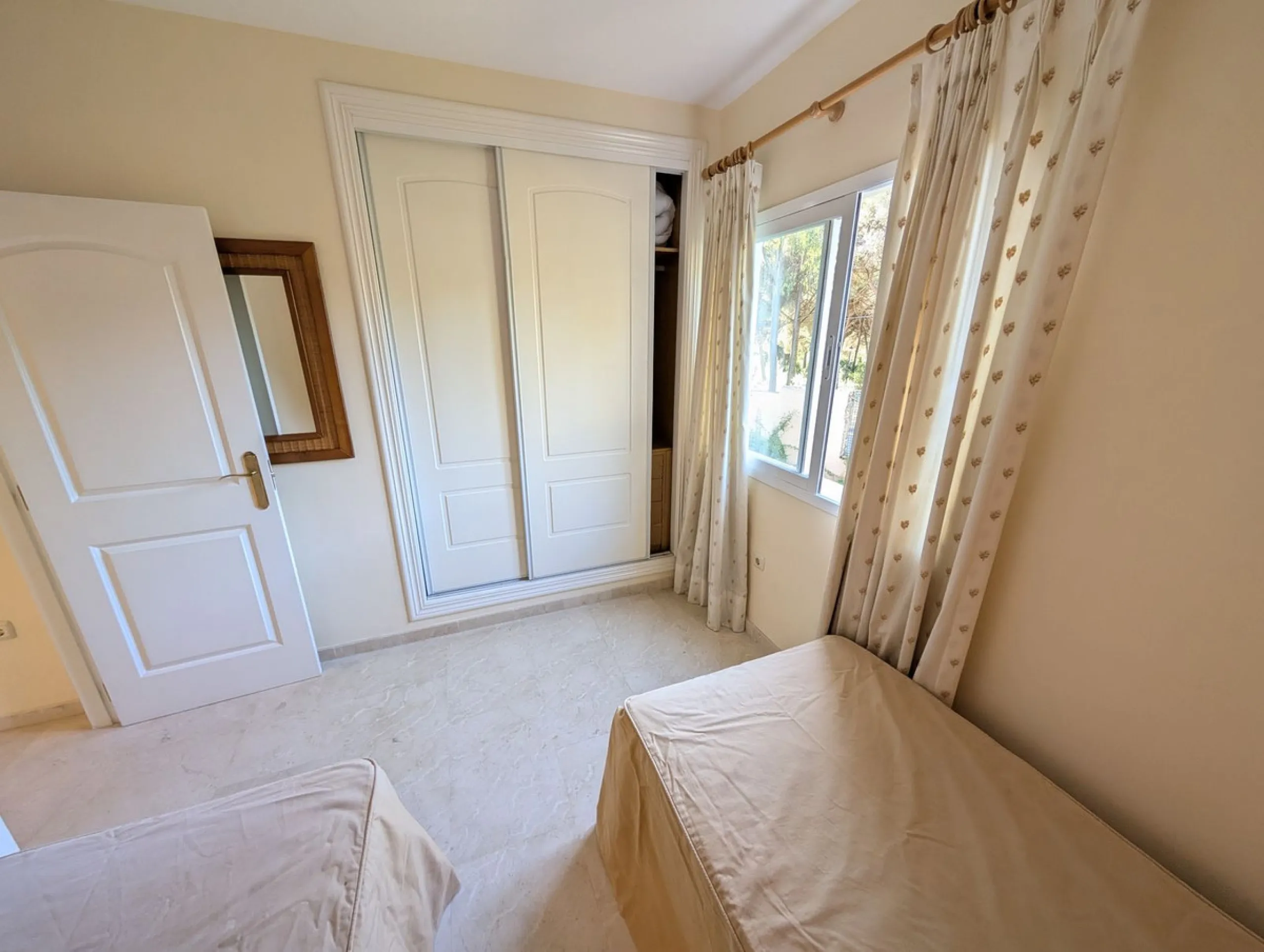 Apartment - Middle Floor Apartment в продаже в Marbella, Málaga. В доме 3 спален и 2 ванных комнат. Площадь дома 162 м²