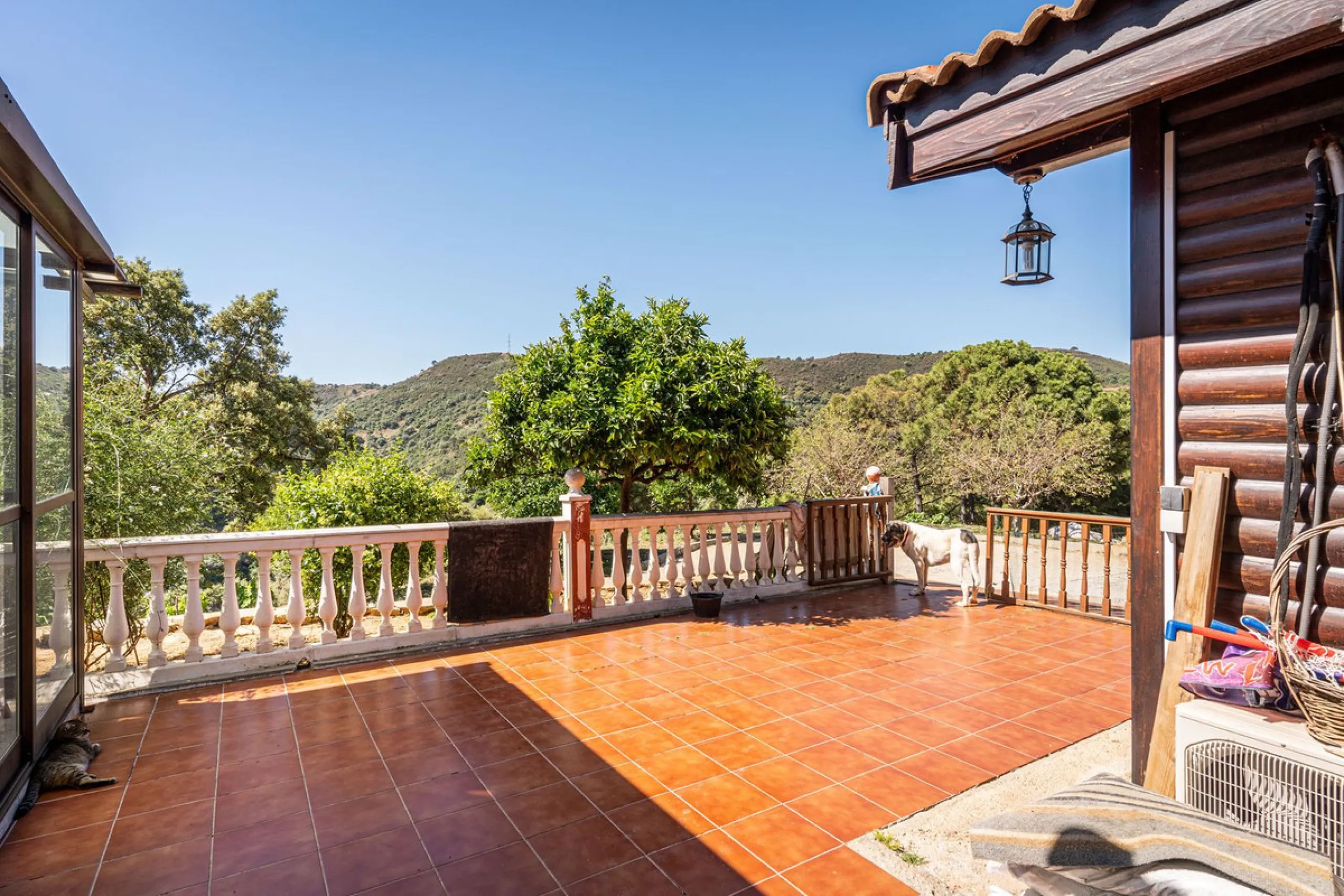 Spectacular Finca in Estepona. With 4 bedrooms and 3 bathrooms. With incredible panoramic views, observing the entire city and the beach in the background. The house is a wooden house. It is very comfortable since all the rooms are on the same floor. It h