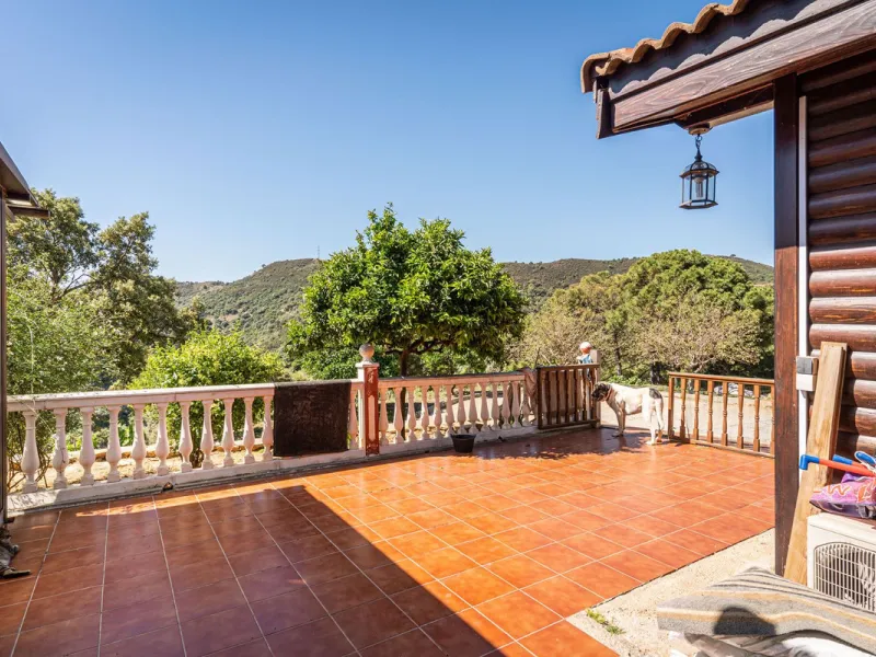 Spectacular Finca in Estepona. With 4 bedrooms and 3 bathrooms. With incredible panoramic views, observing the entire city and the beach in the background. The house is a wooden house. It is very comfortable since all the rooms are on the same floor. It h
