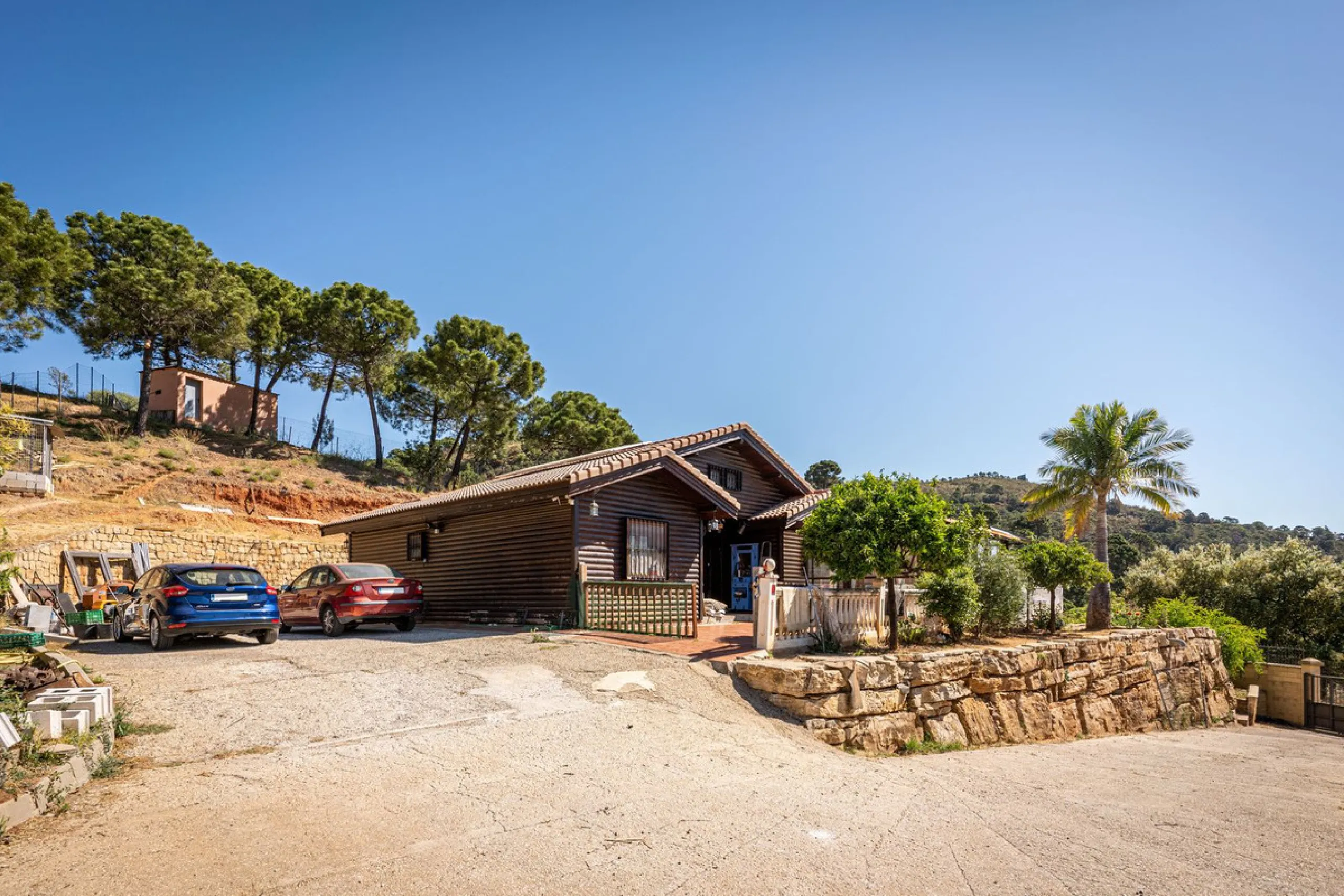 Spectacular Finca in Estepona. With 4 bedrooms and 3 bathrooms. With incredible panoramic views, observing the entire city and the beach in the background. The house is a wooden house. It is very comfortable since all the rooms are on the same floor. It h